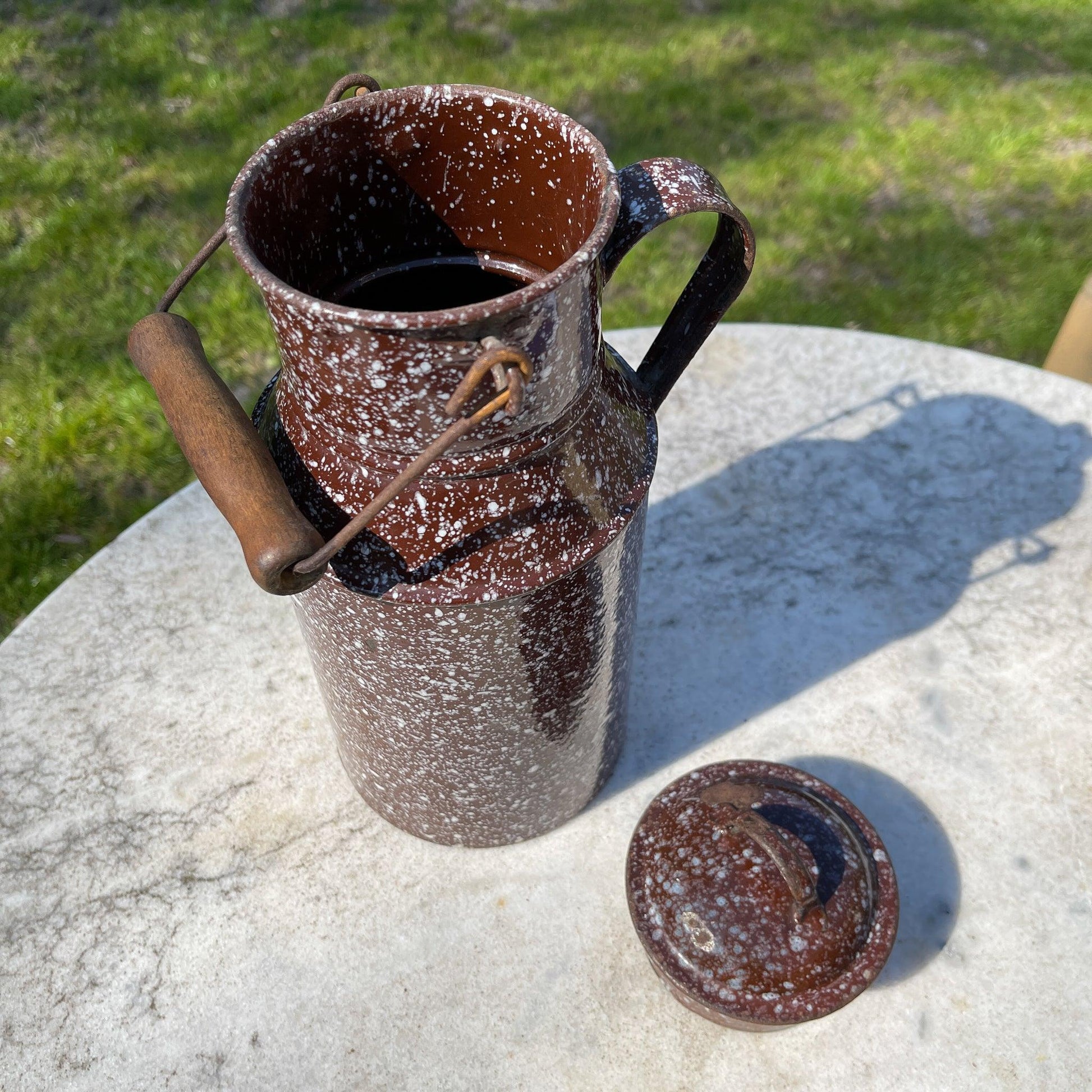Gespikkelde emaille melkbus met deksel en houten handvat - Bamestra Curiosa