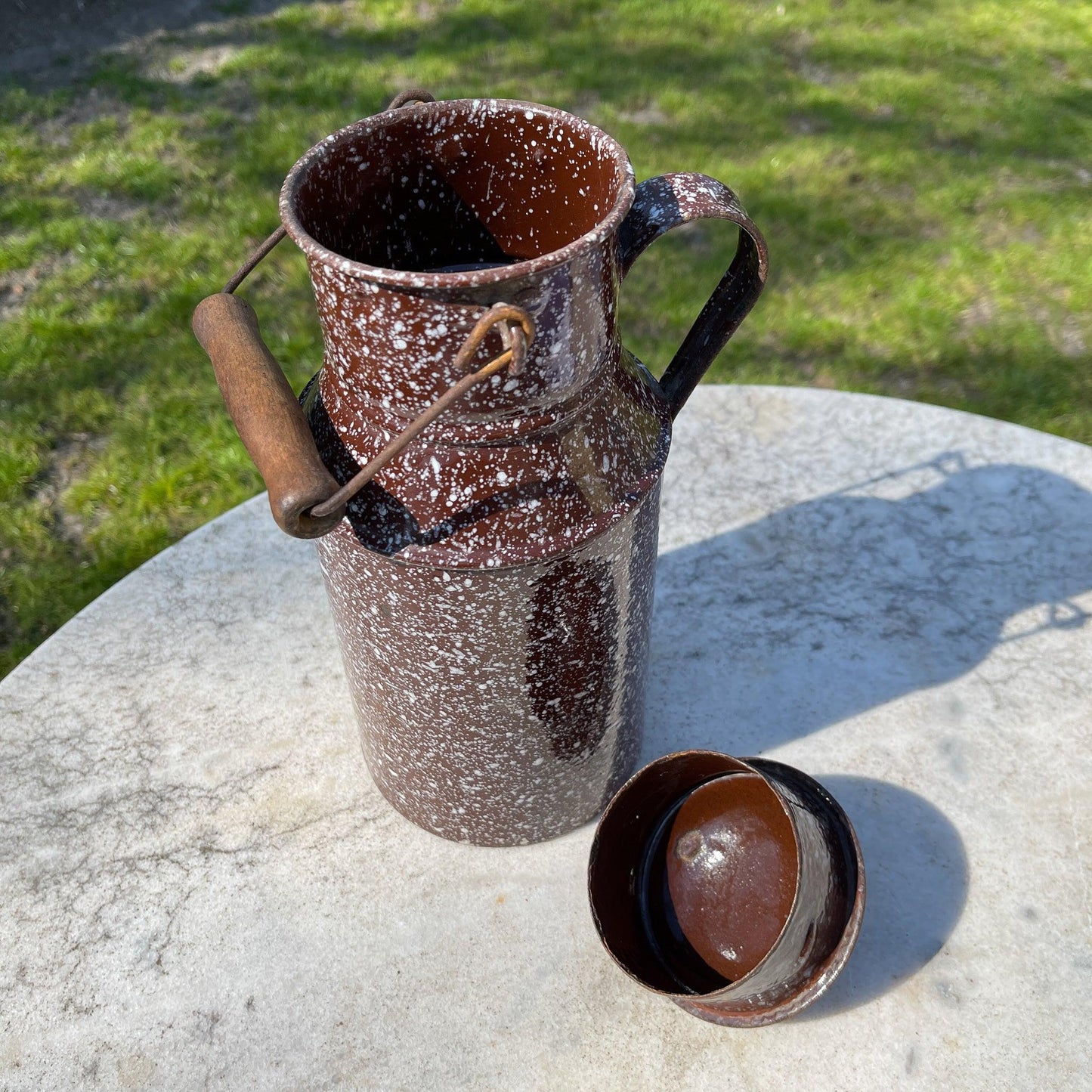 Gespikkelde emaille melkbus met deksel en houten handvat - Bamestra Curiosa