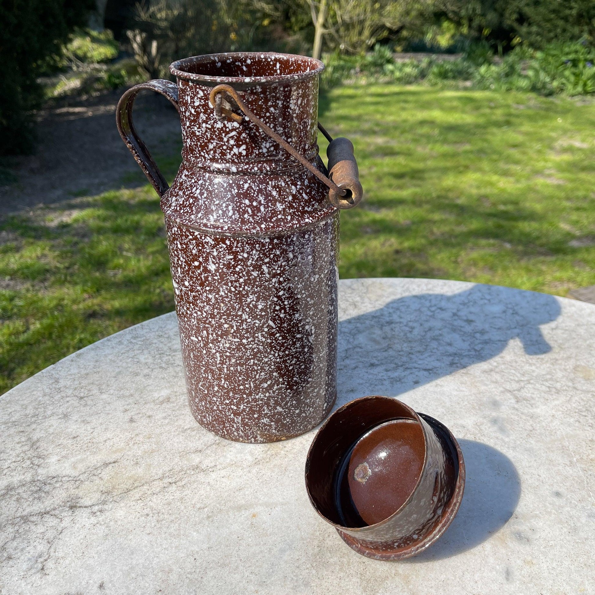 Gespikkelde emaille melkbus met deksel en houten handvat - Bamestra Curiosa