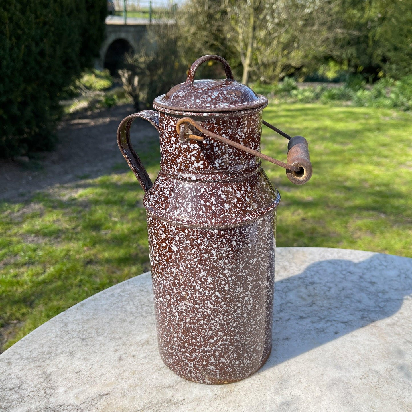 Gespikkelde emaille melkbus met deksel en houten handvat - Bamestra Curiosa