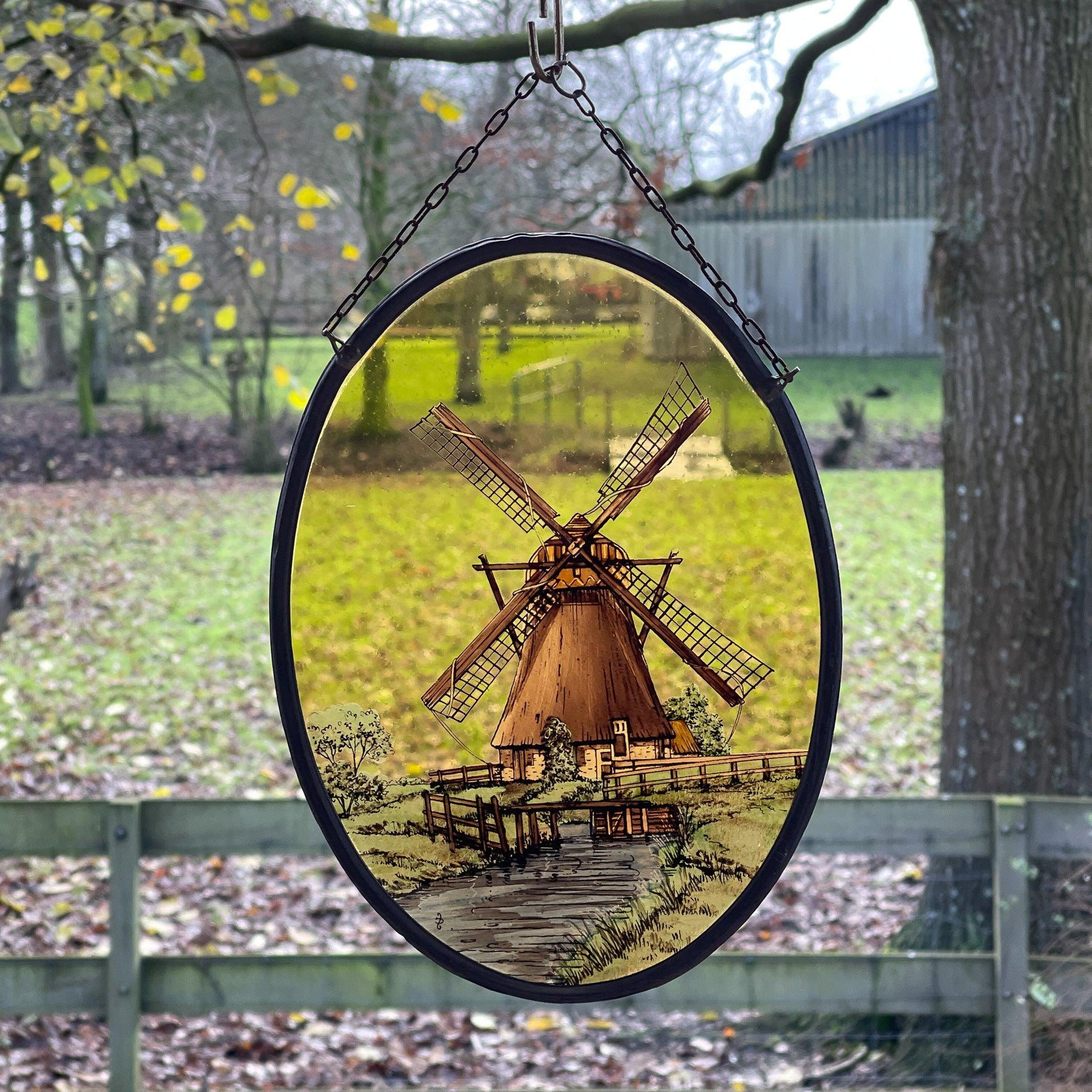 Glas in lood raamhanger Molen - Bamestra Curiosa