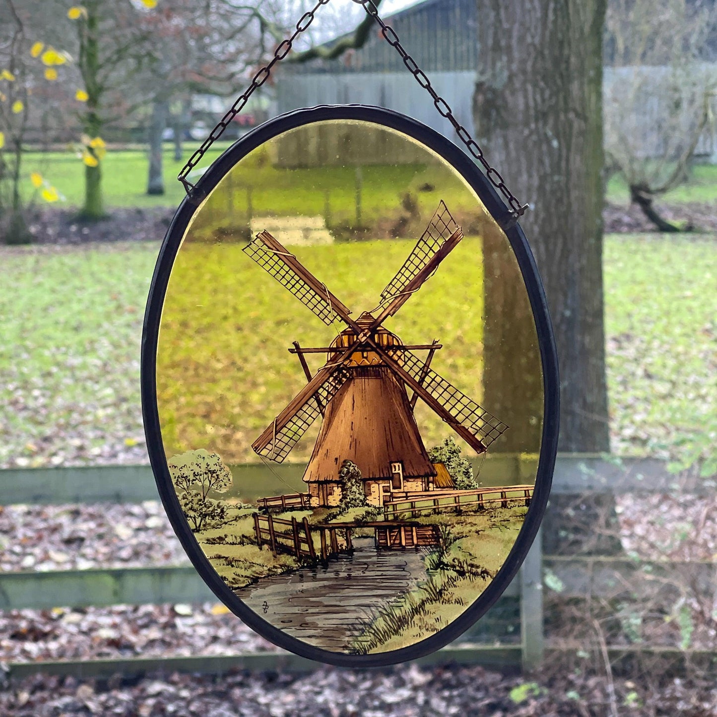 Glas in lood raamhanger Molen - Bamestra Curiosa