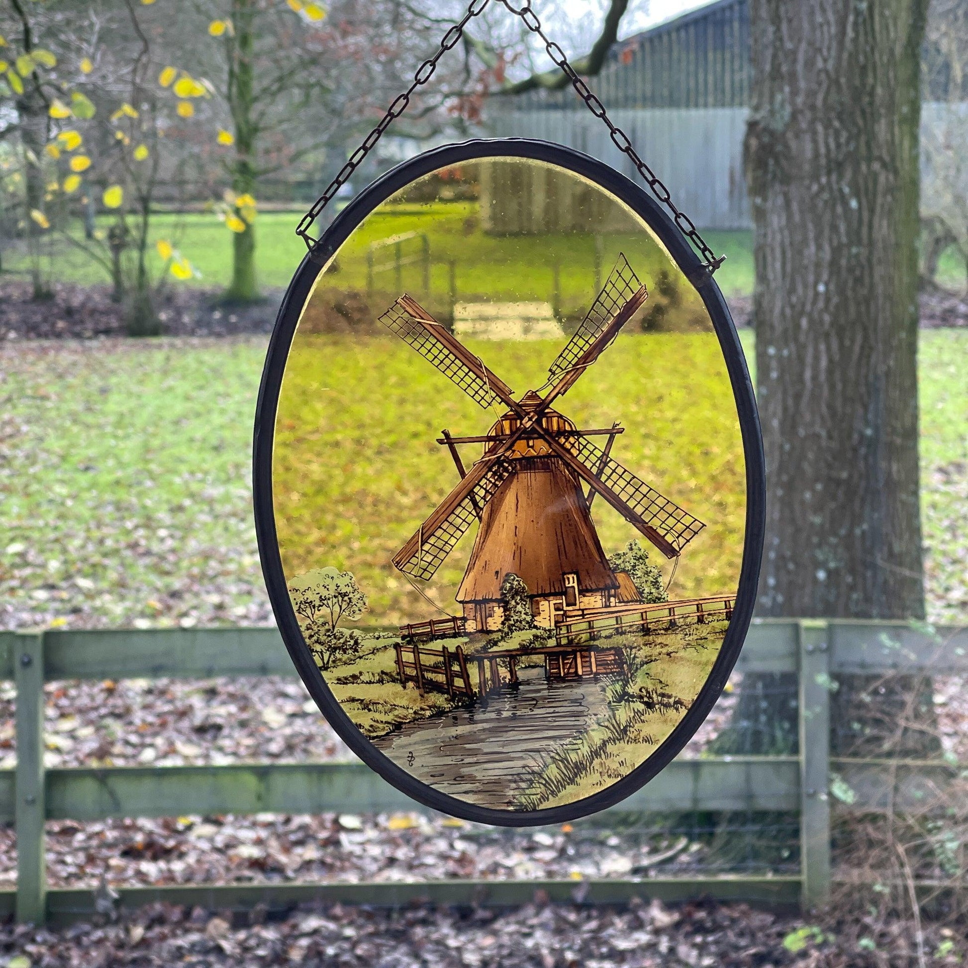 Glas in lood raamhanger Molen - Bamestra Curiosa