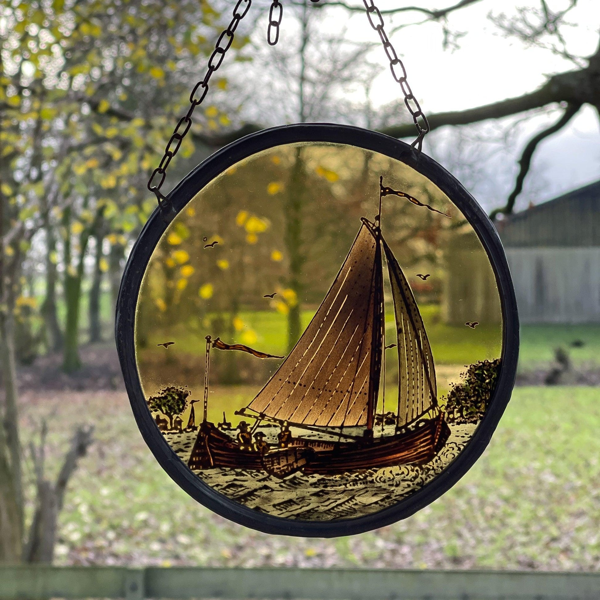 Glas in lood raamhanger Schip - Bamestra Curiosa