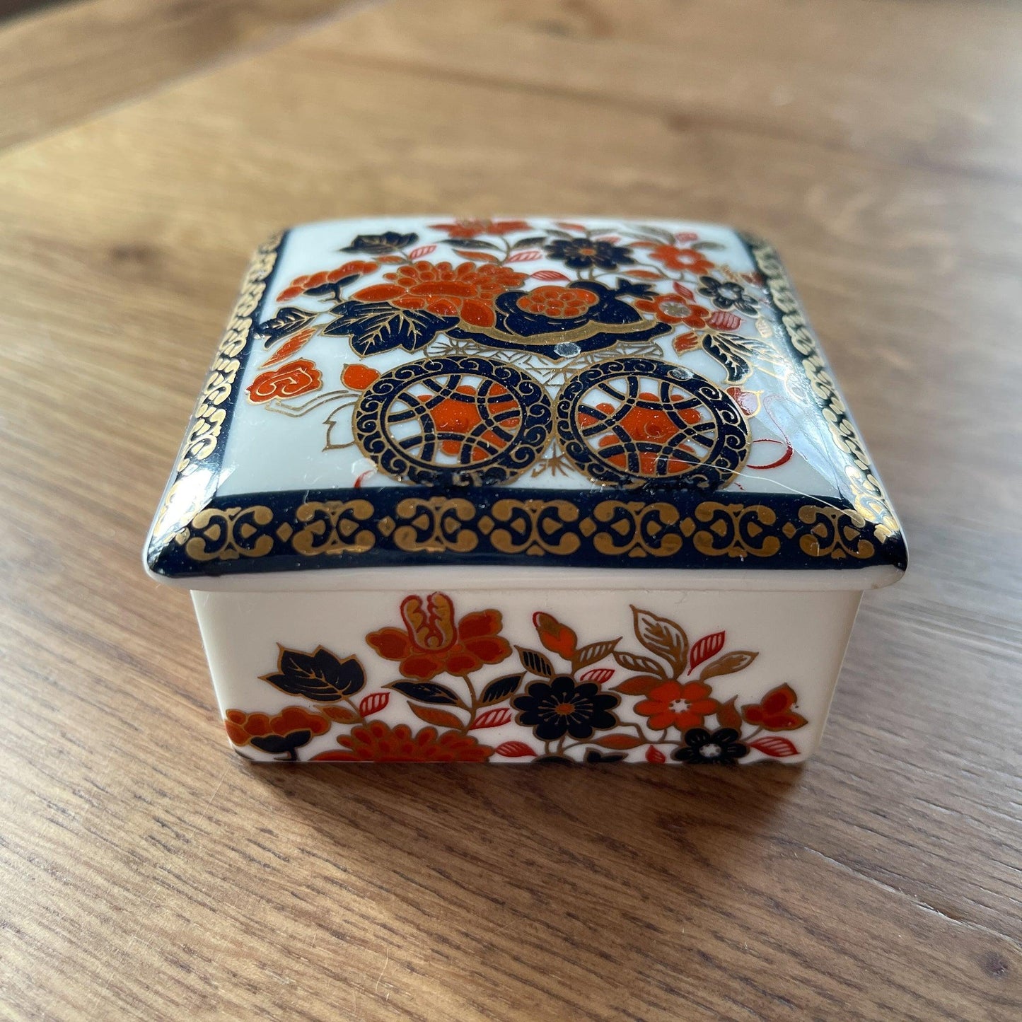 Gold Kabuki porseleinen bakje met deksel - Bamestra Curiosa