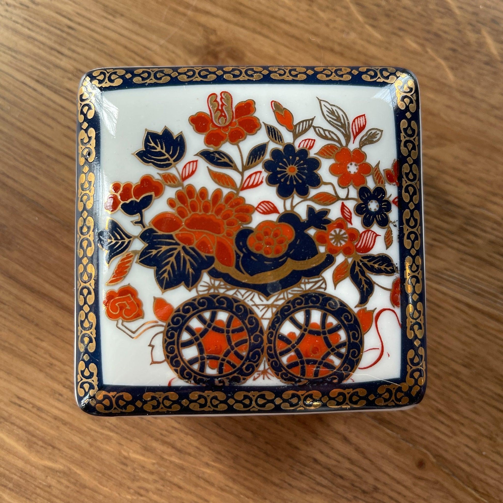 Gold Kabuki porseleinen bakje met deksel - Bamestra Curiosa