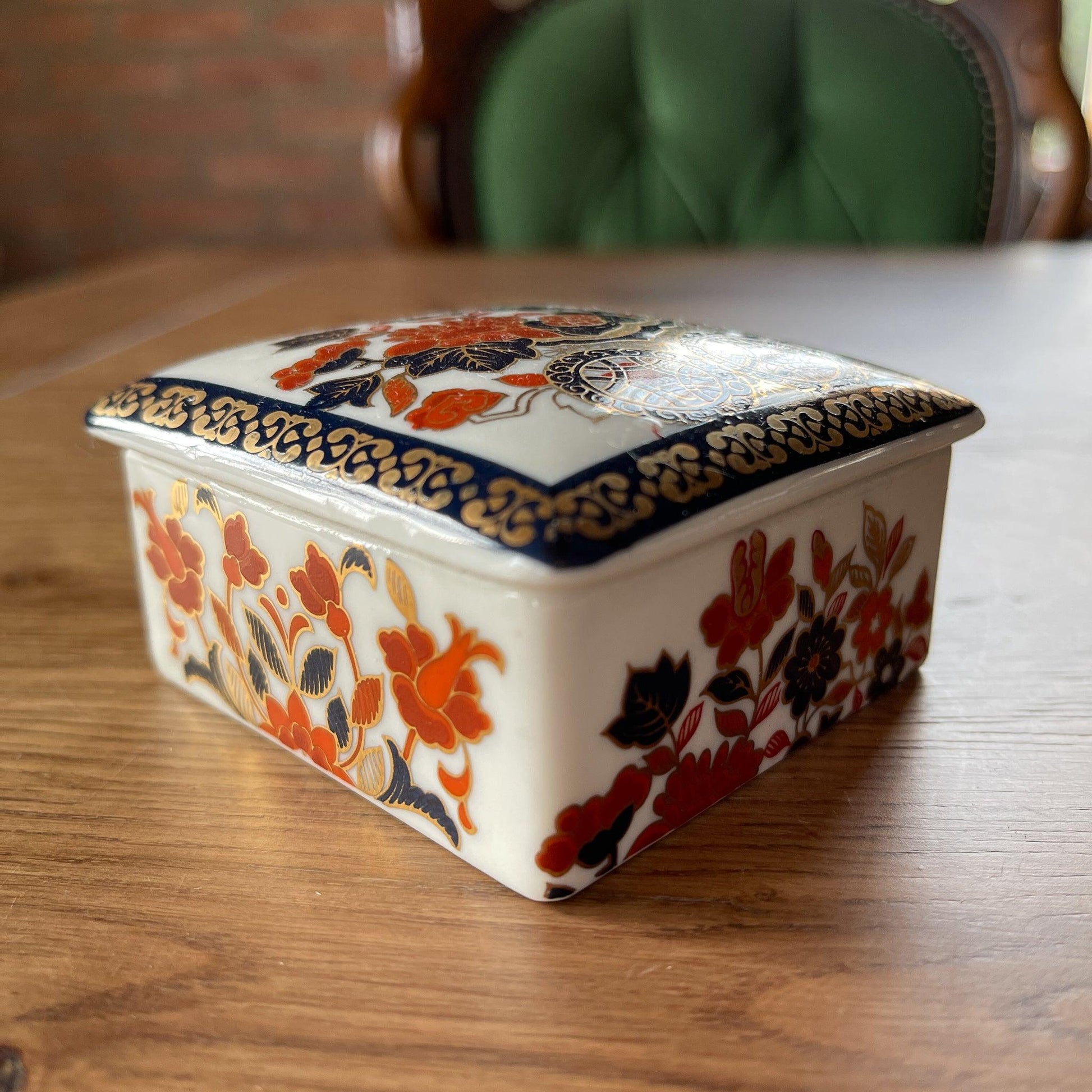 Gold Kabuki porseleinen bakje met deksel - Bamestra Curiosa