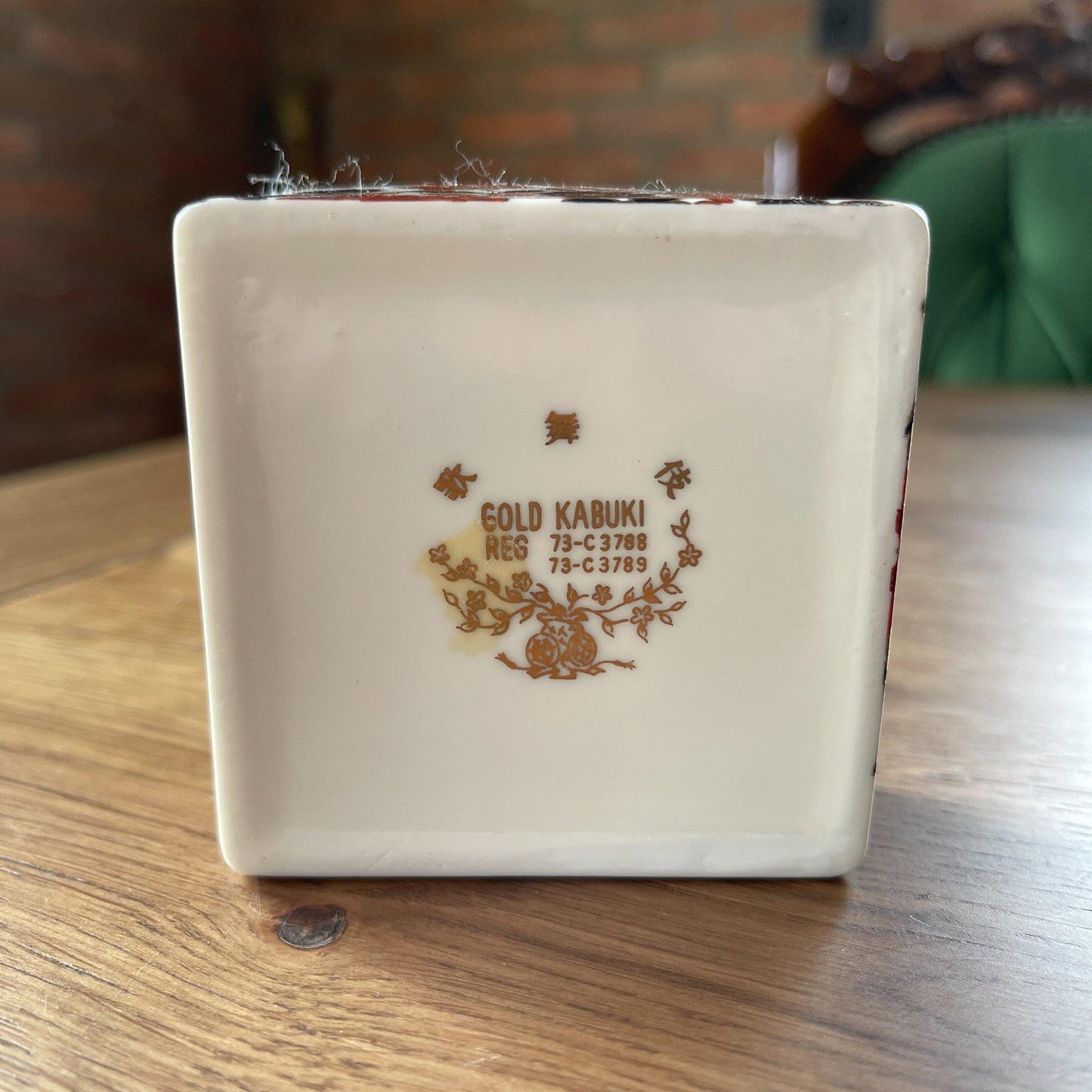 Gold Kabuki porseleinen bakje met deksel - Bamestra Curiosa