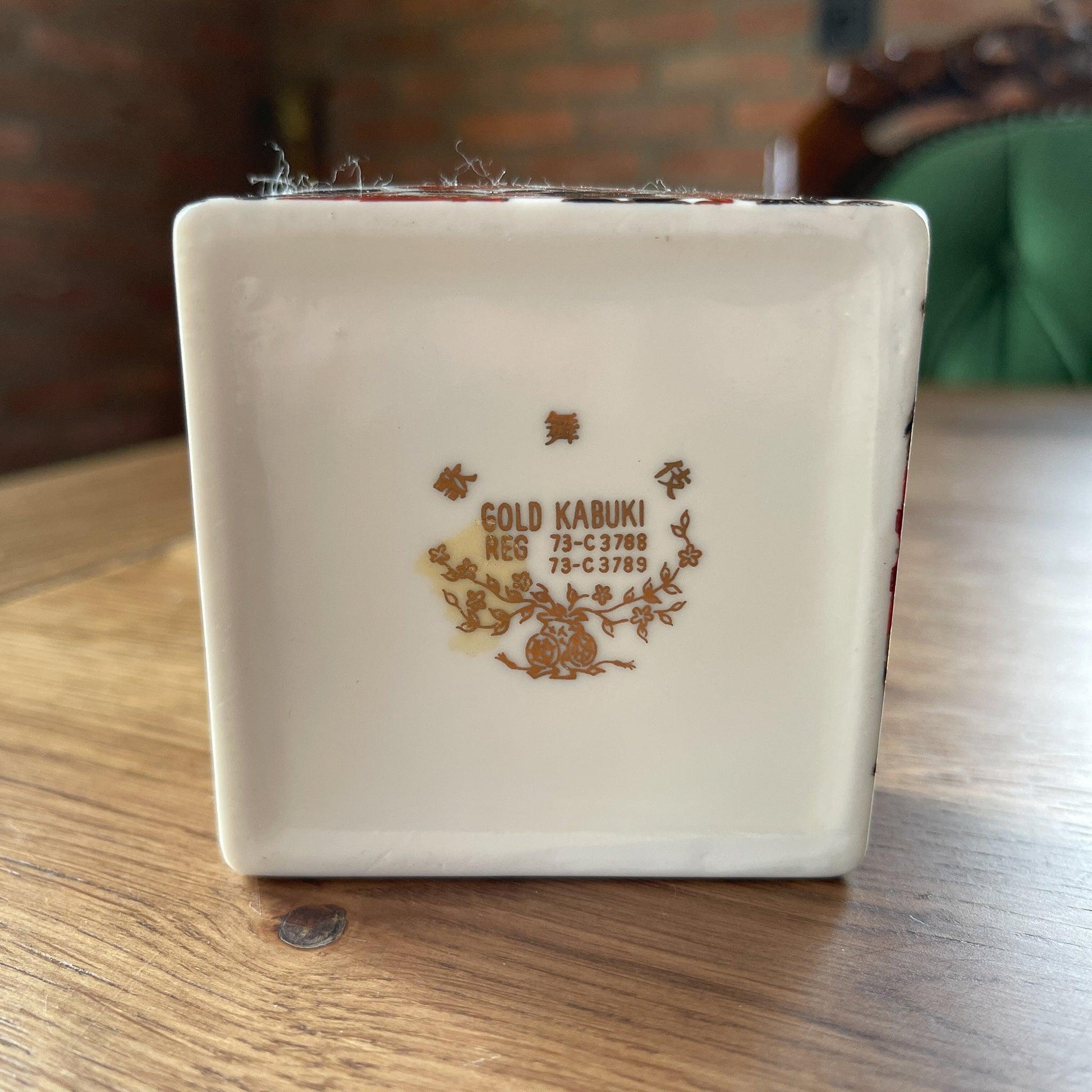 Gold Kabuki porseleinen bakje met deksel - Bamestra Curiosa