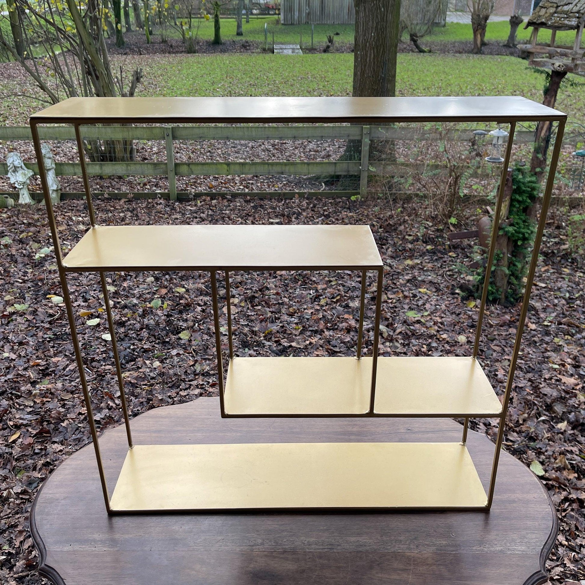 Goudkleurig wandrek van metaal - Bamestra Curiosa