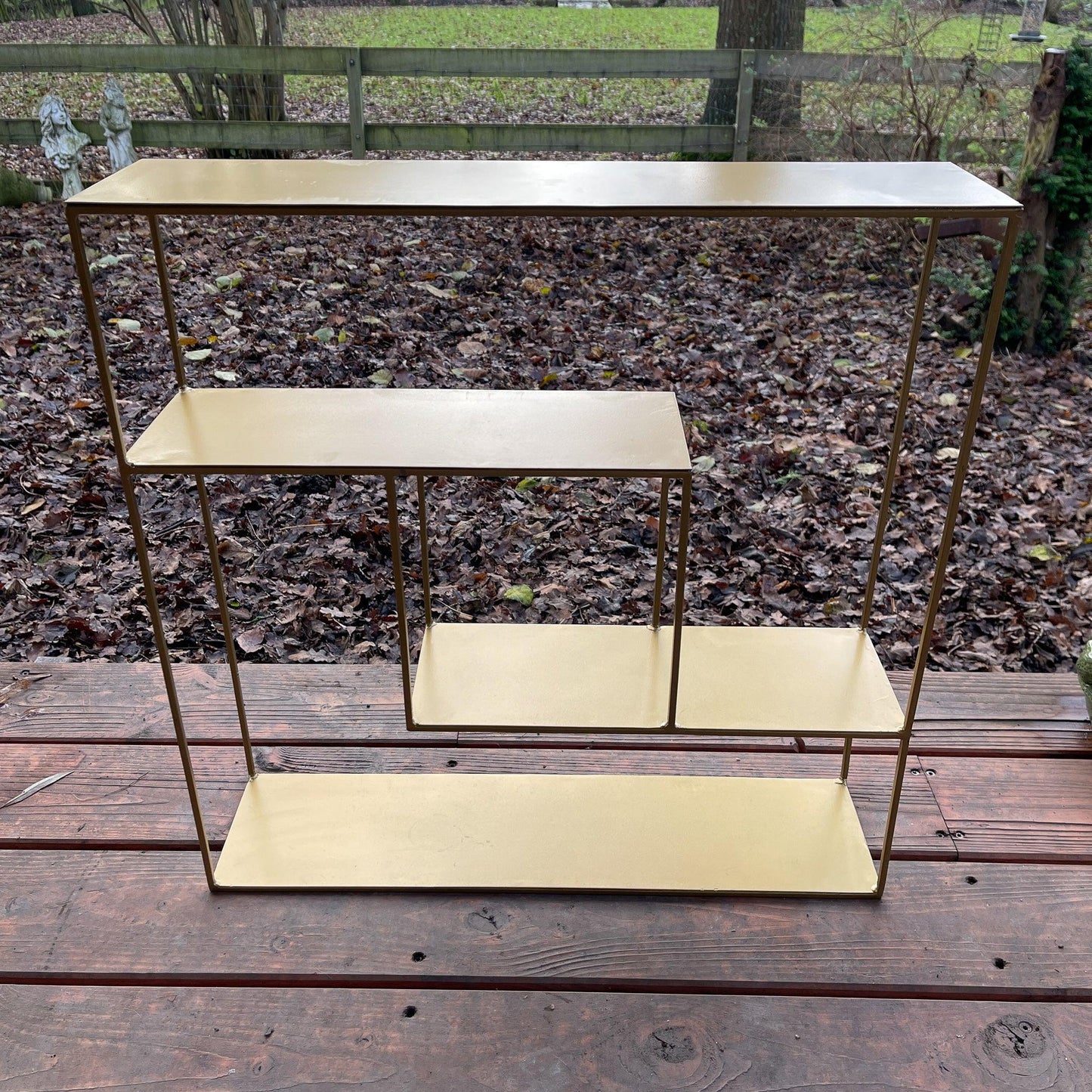 Goudkleurig wandrek van metaal - Bamestra Curiosa