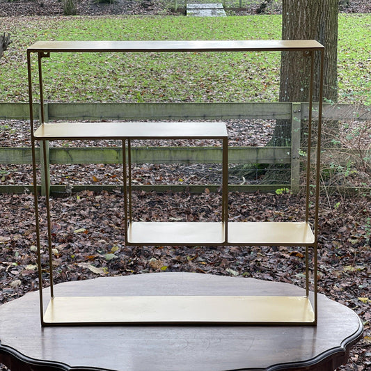 Goudkleurig wandrek van metaal - Bamestra Curiosa