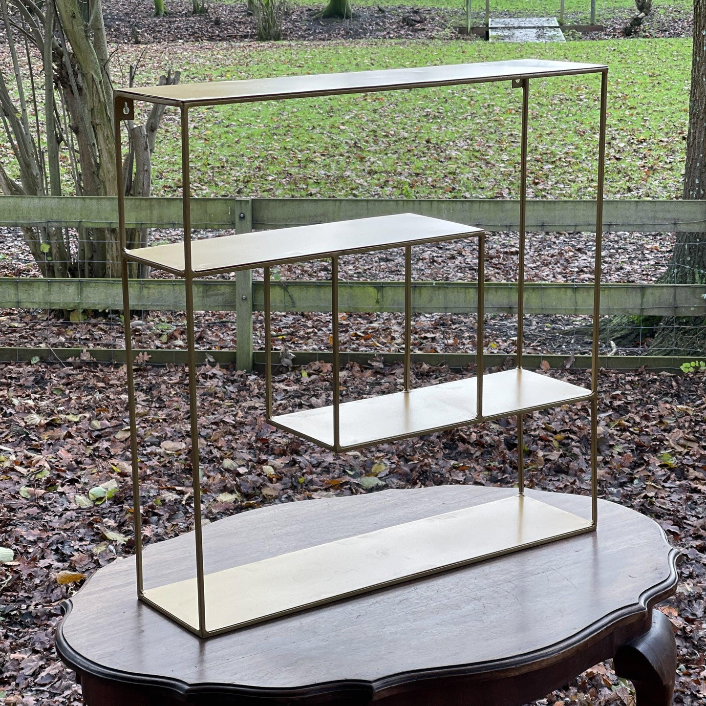 Goudkleurig wandrek van metaal - Bamestra Curiosa