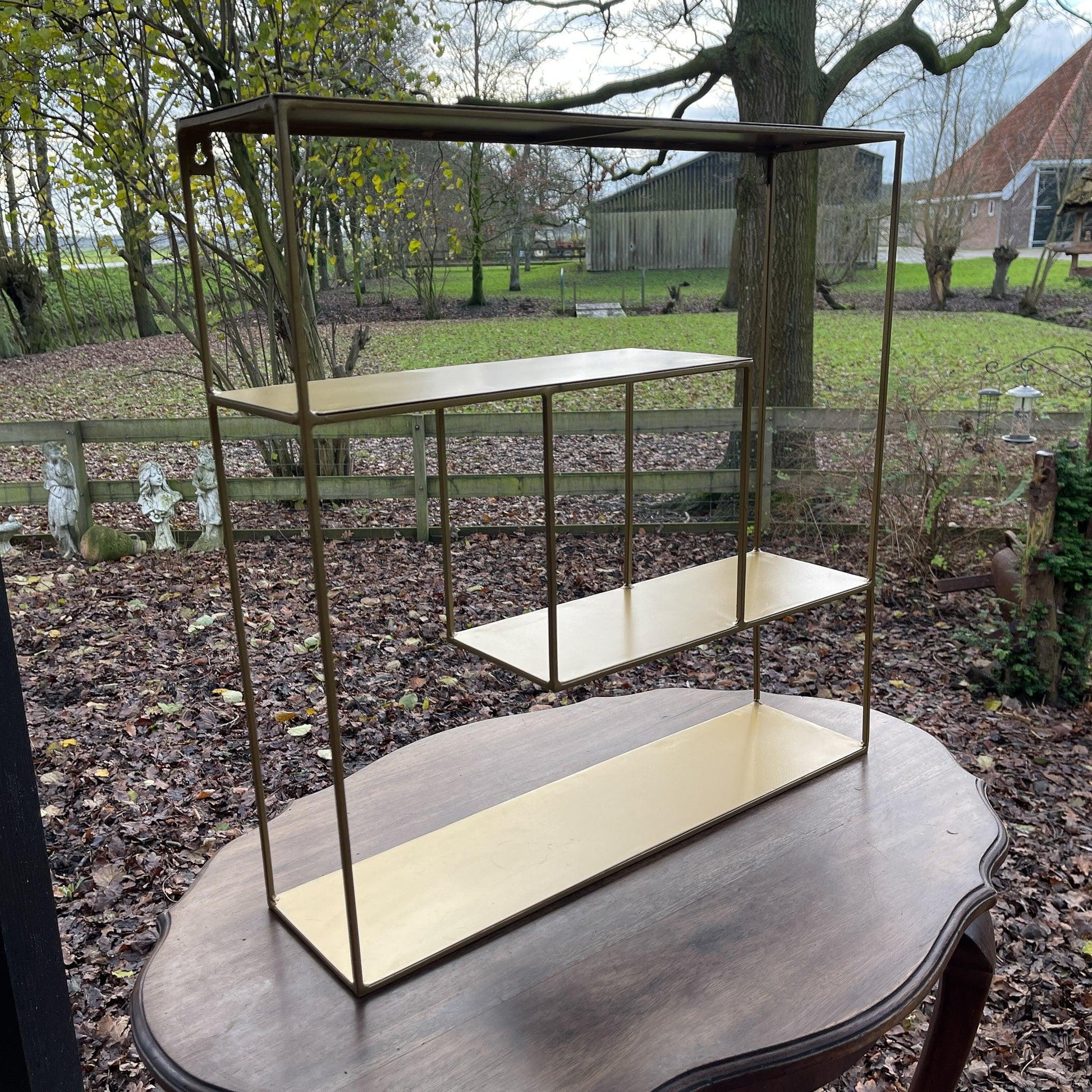 Goudkleurig wandrek van metaal - Bamestra Curiosa