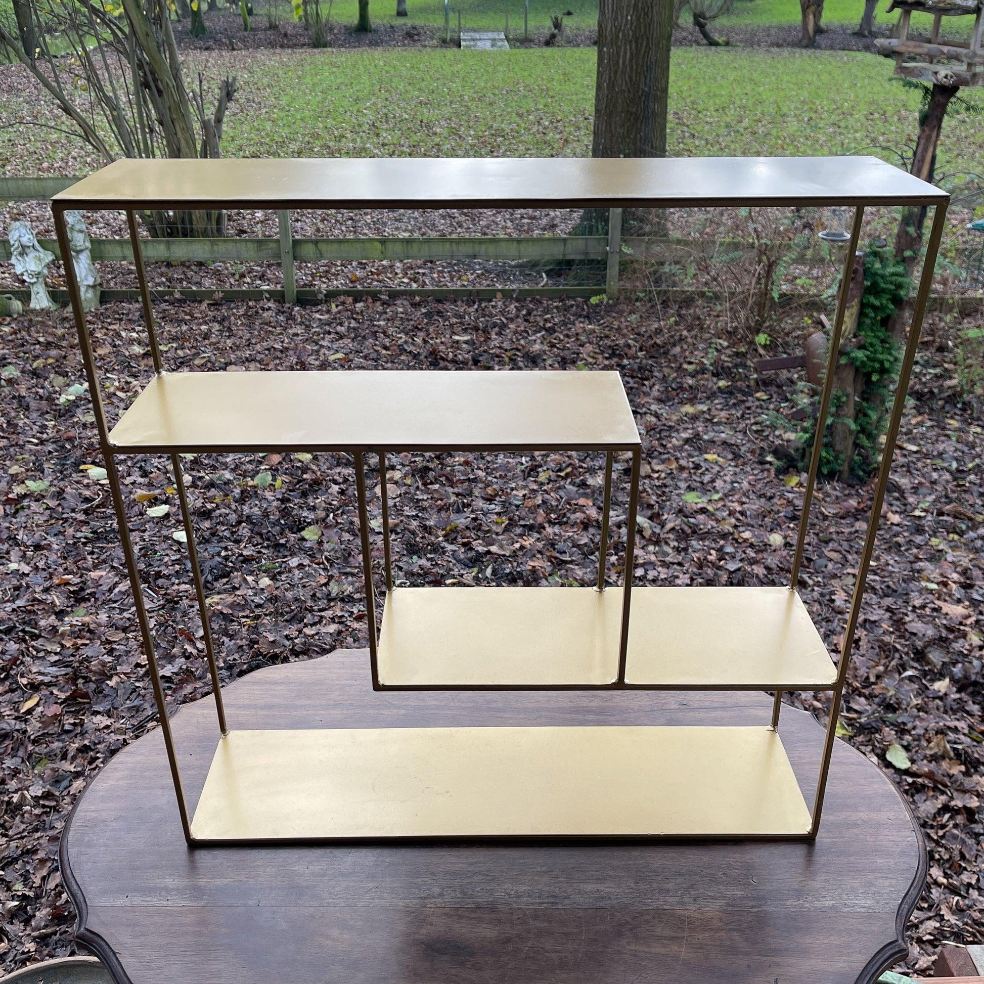 Goudkleurig wandrek van metaal - Bamestra Curiosa