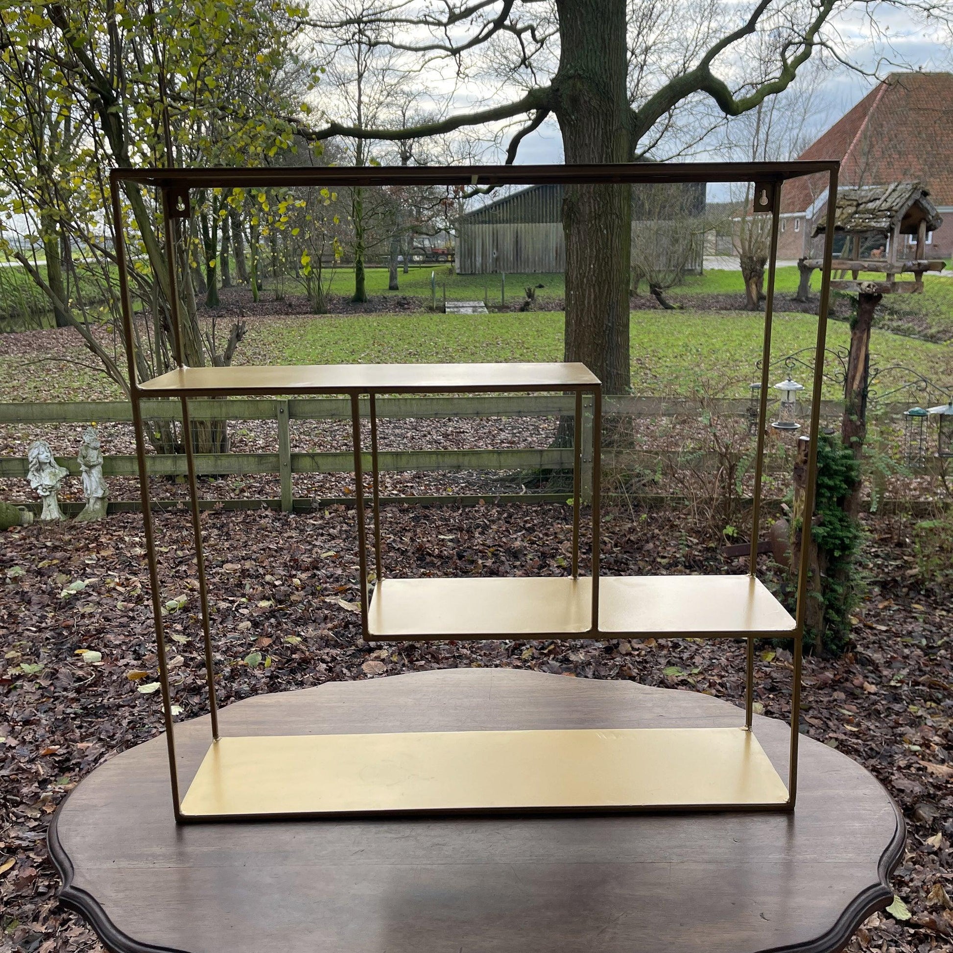 Goudkleurig wandrek van metaal - Bamestra Curiosa