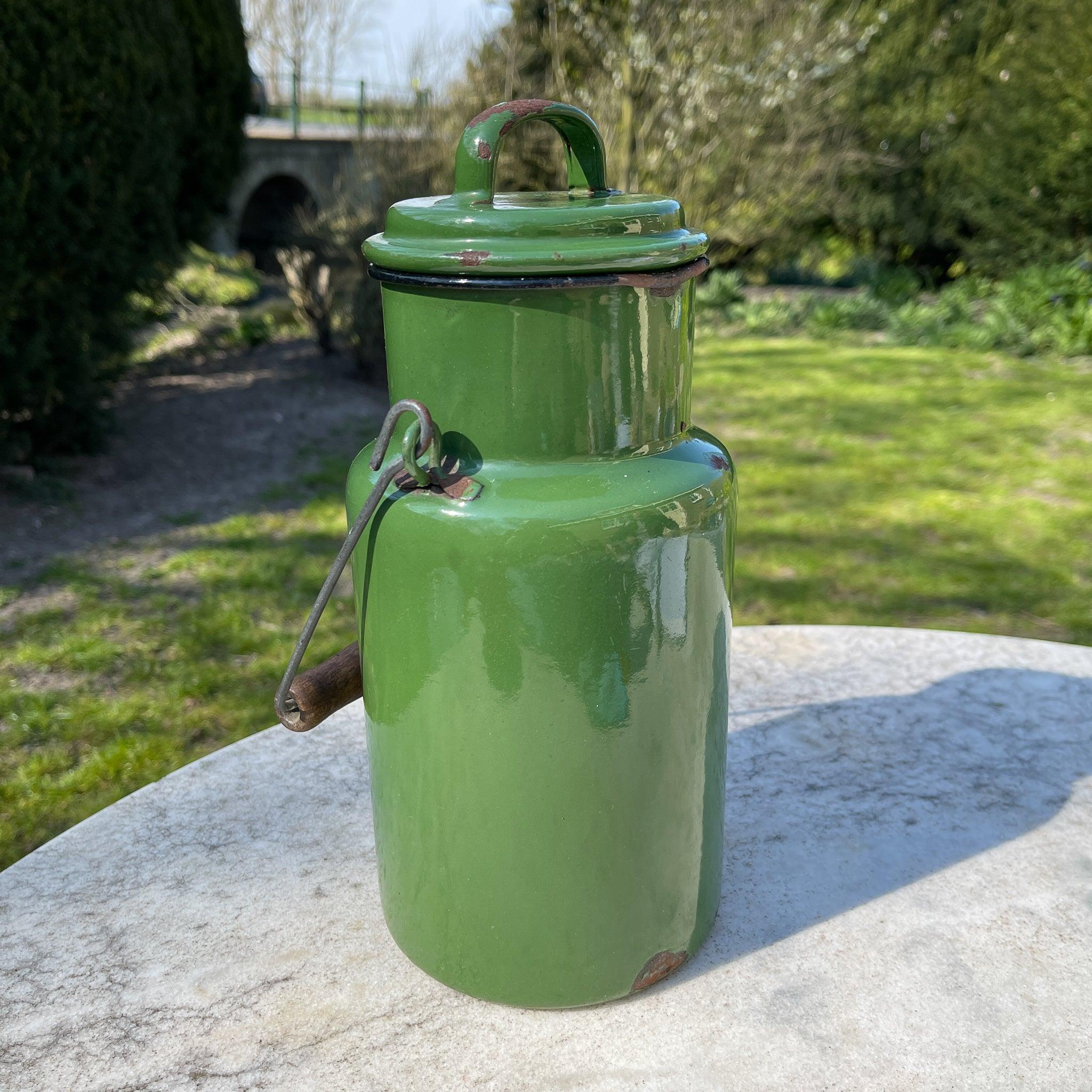 Groene emaille melkbus met deksel en houten handvat 2L - The Collectionist