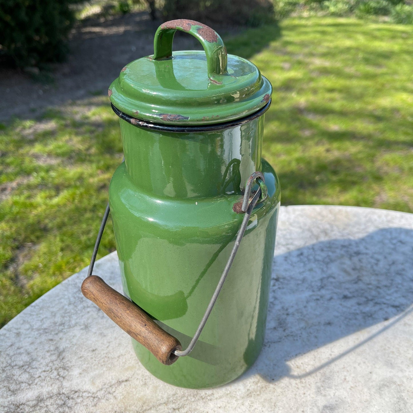 Groene emaille melkbus met deksel en houten handvat 2L - Bamestra Curiosa