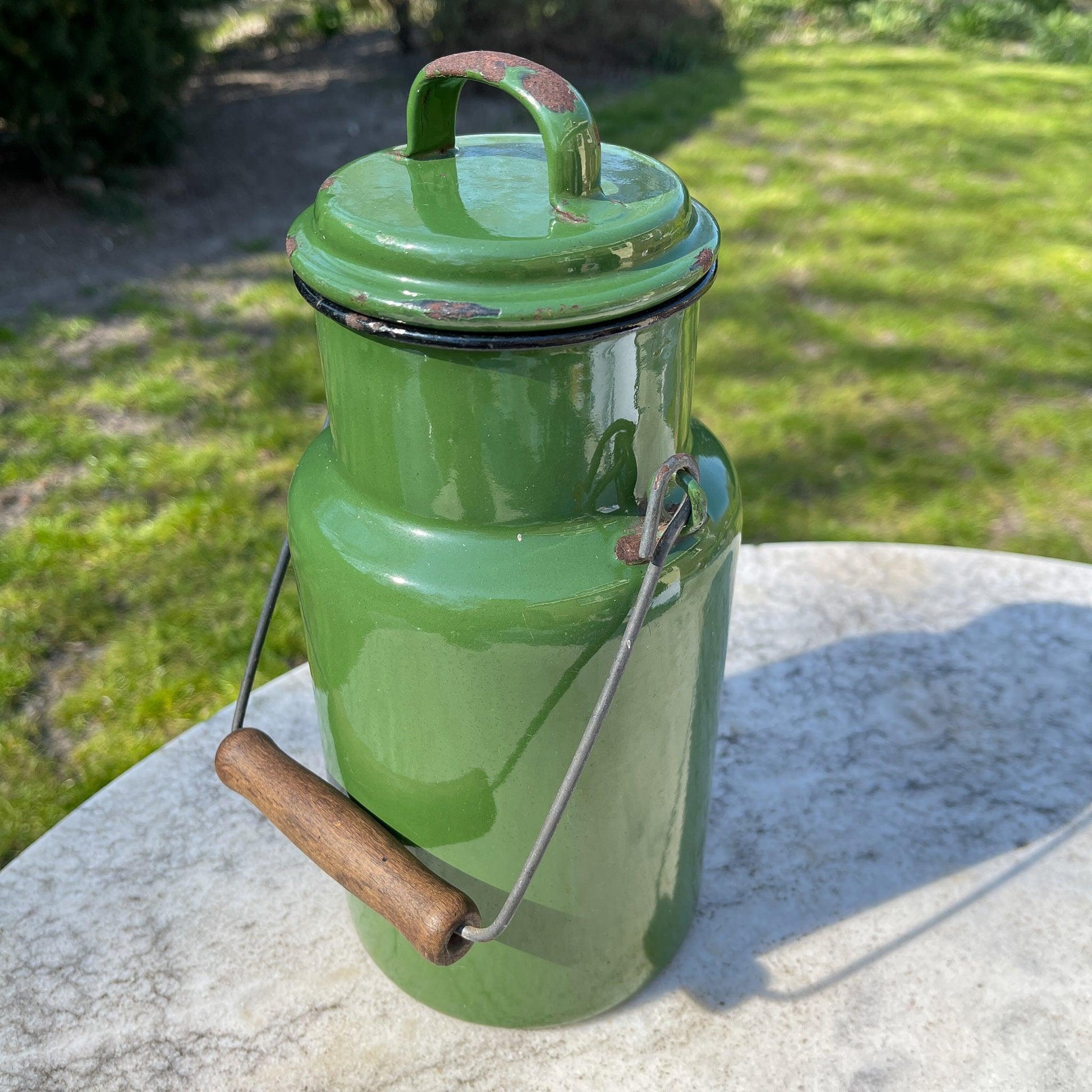 Groene emaille melkbus met deksel en houten handvat 2L - Bamestra Curiosa