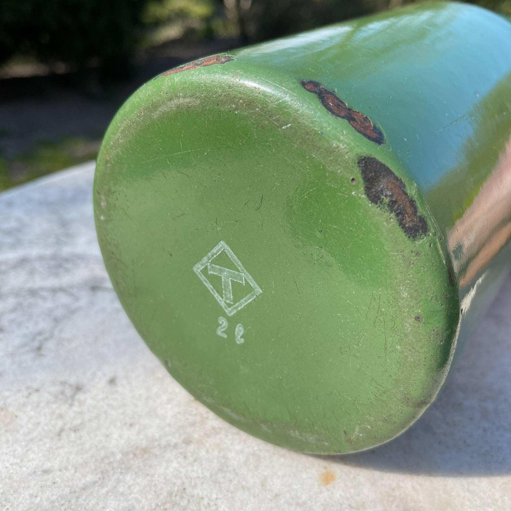 Groene emaille melkbus met deksel en houten handvat 2L - Bamestra Curiosa