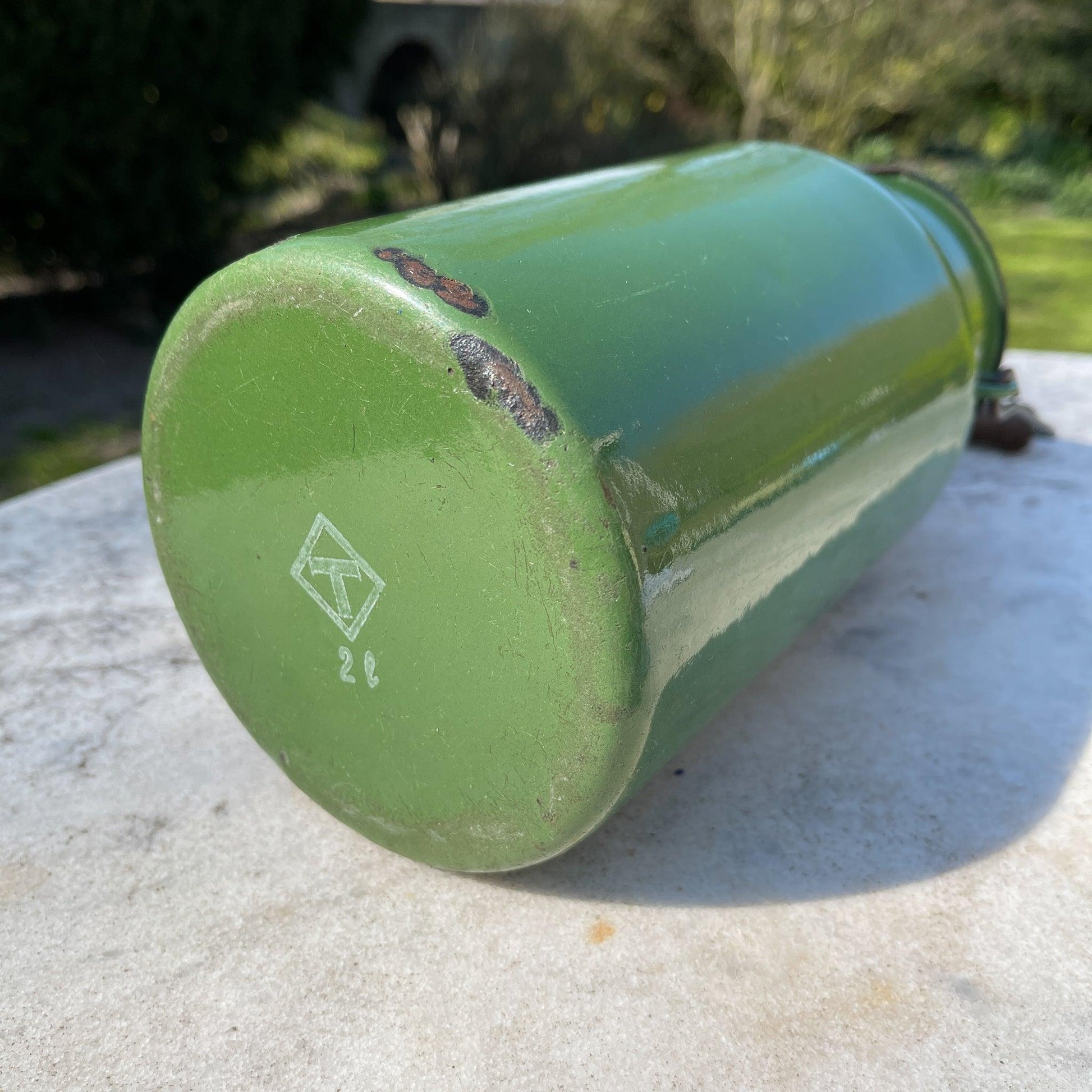 Groene emaille melkbus met deksel en houten handvat 2L - Bamestra Curiosa