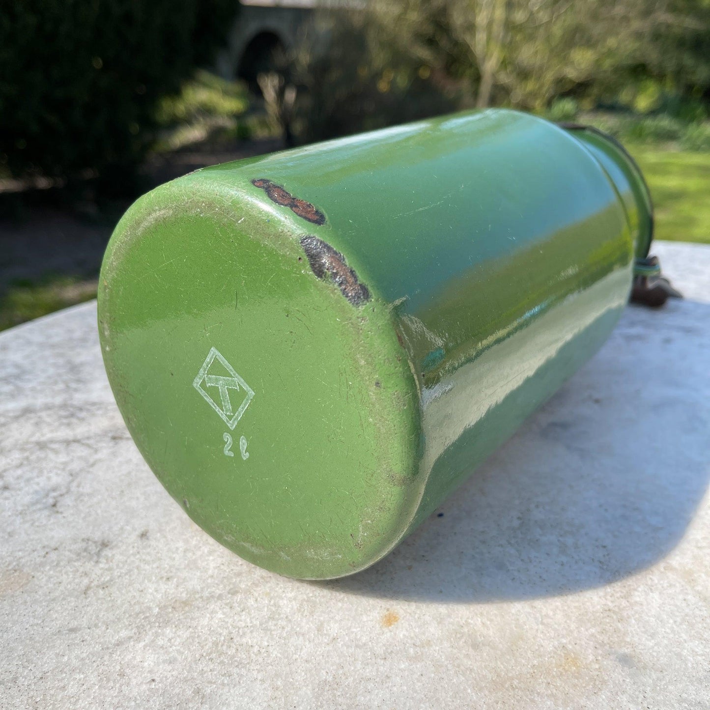 Groene emaille melkbus met deksel en houten handvat 2L - Bamestra Curiosa