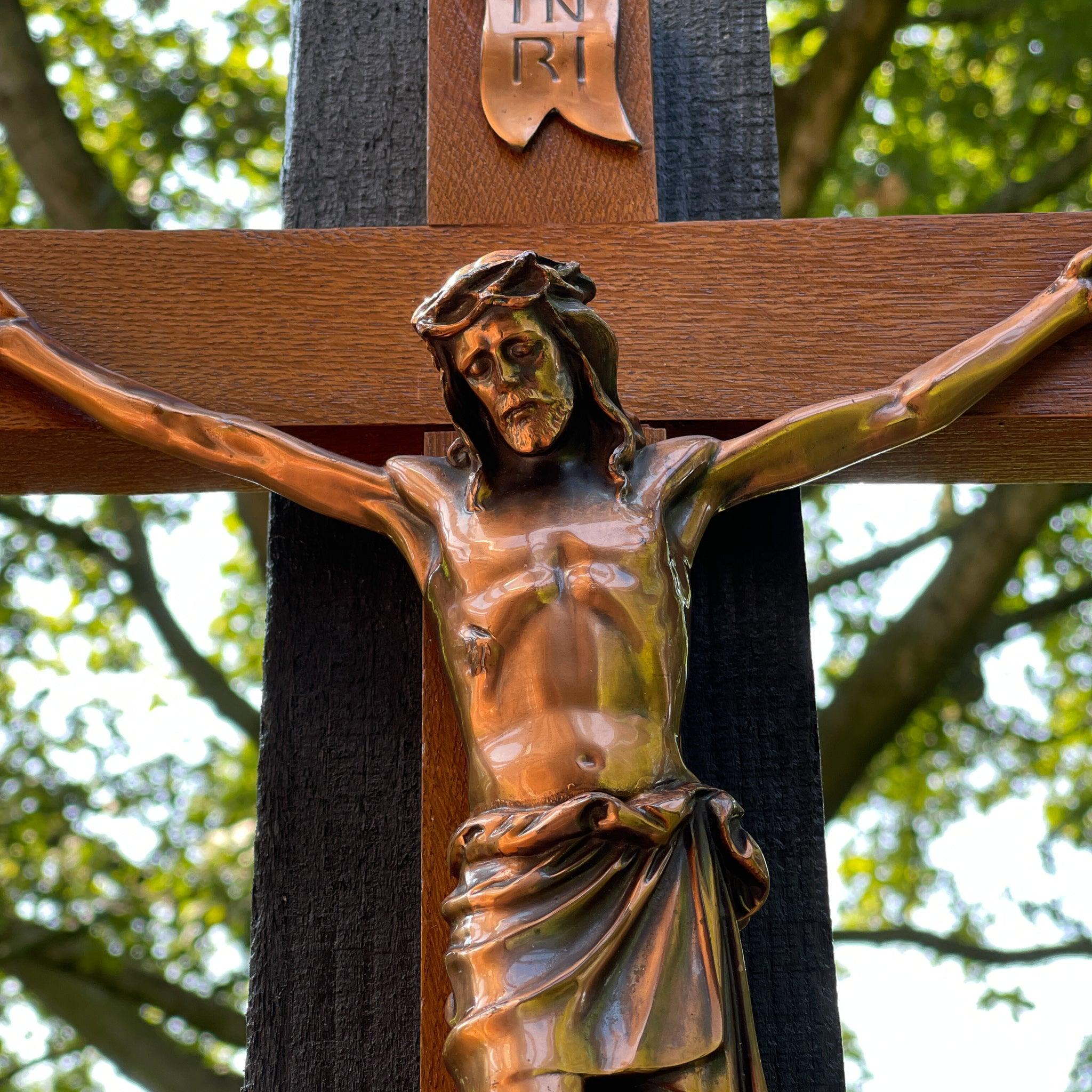 Groot houten crucifix met beeld van koper - The Collectionist