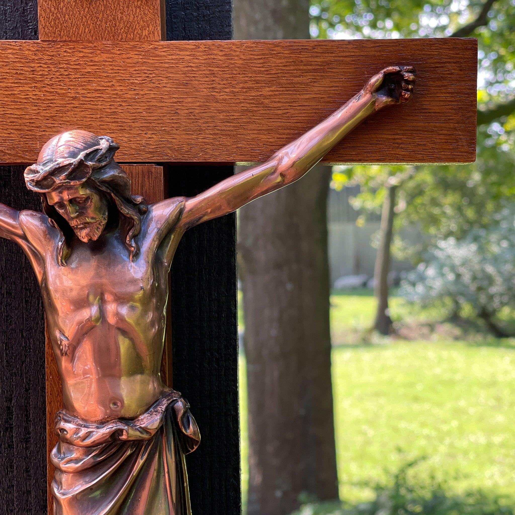 Groot houten crucifix met beeld van koper - The Collectionist