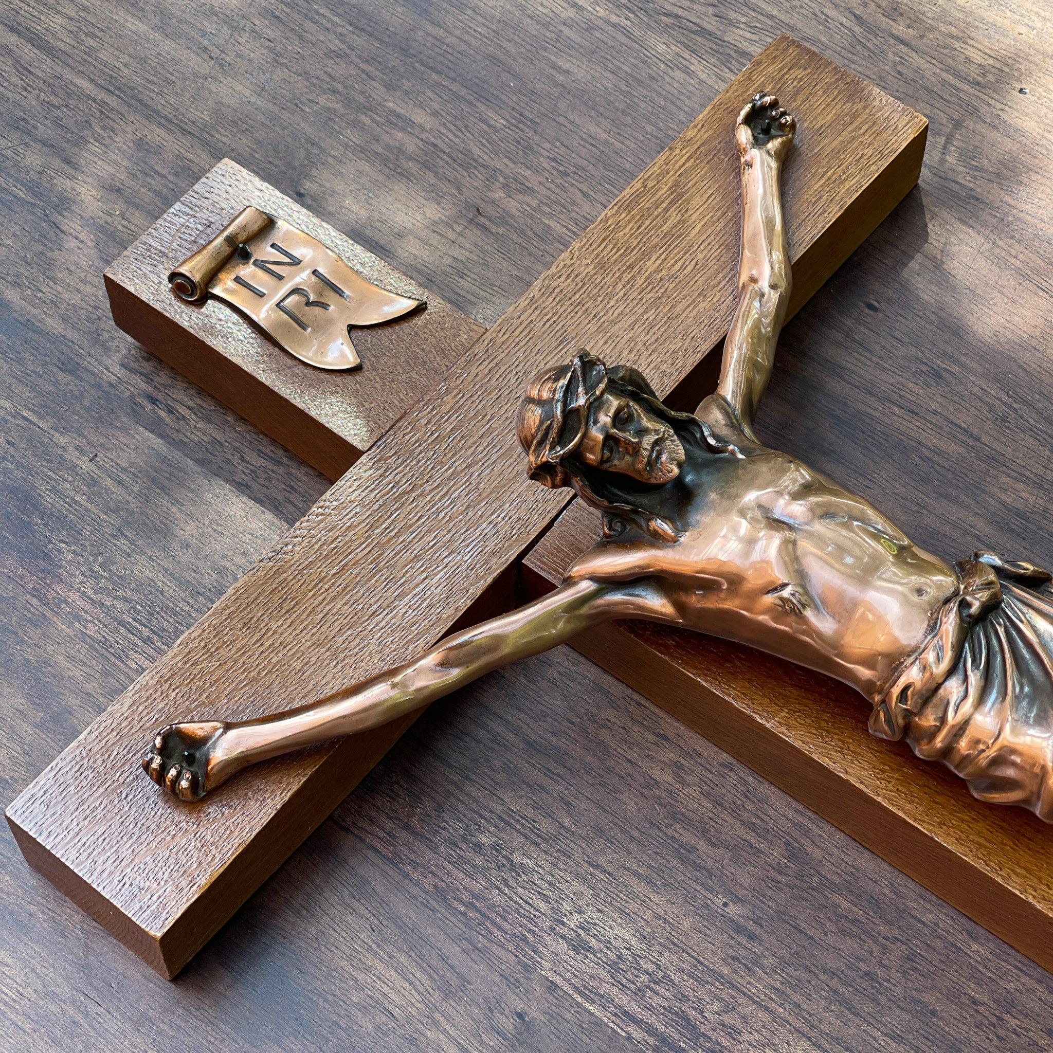 Groot houten crucifix met beeld van koper - The Collectionist