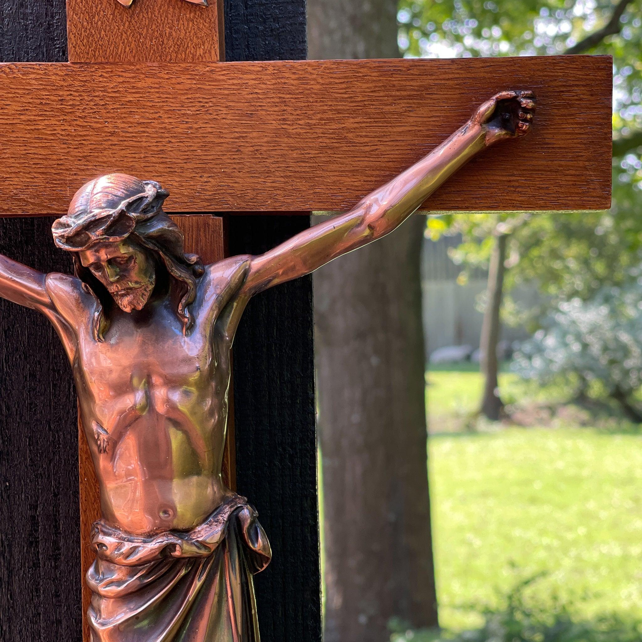 Groot houten crucifix met beeld van koper - The Collectionist