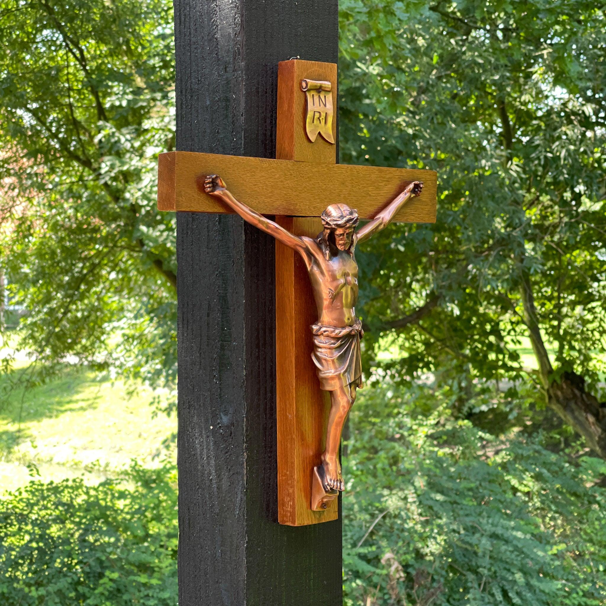 Groot houten crucifix met beeld van koper - The Collectionist