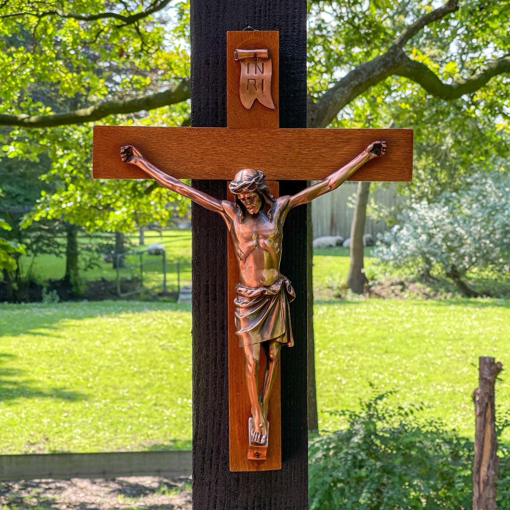 Groot houten crucifix met beeld van koper - The Collectionist