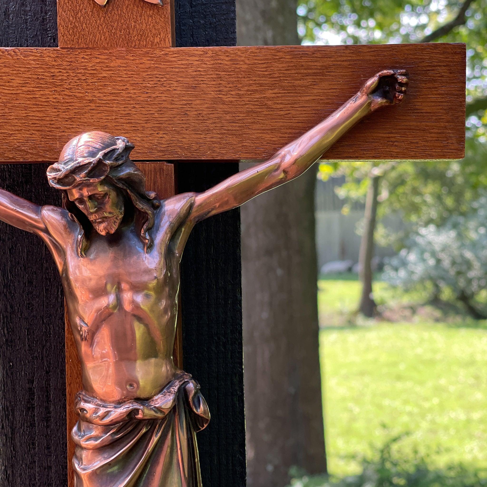 Groot houten crucifix met beeld van koper - The Collectionist