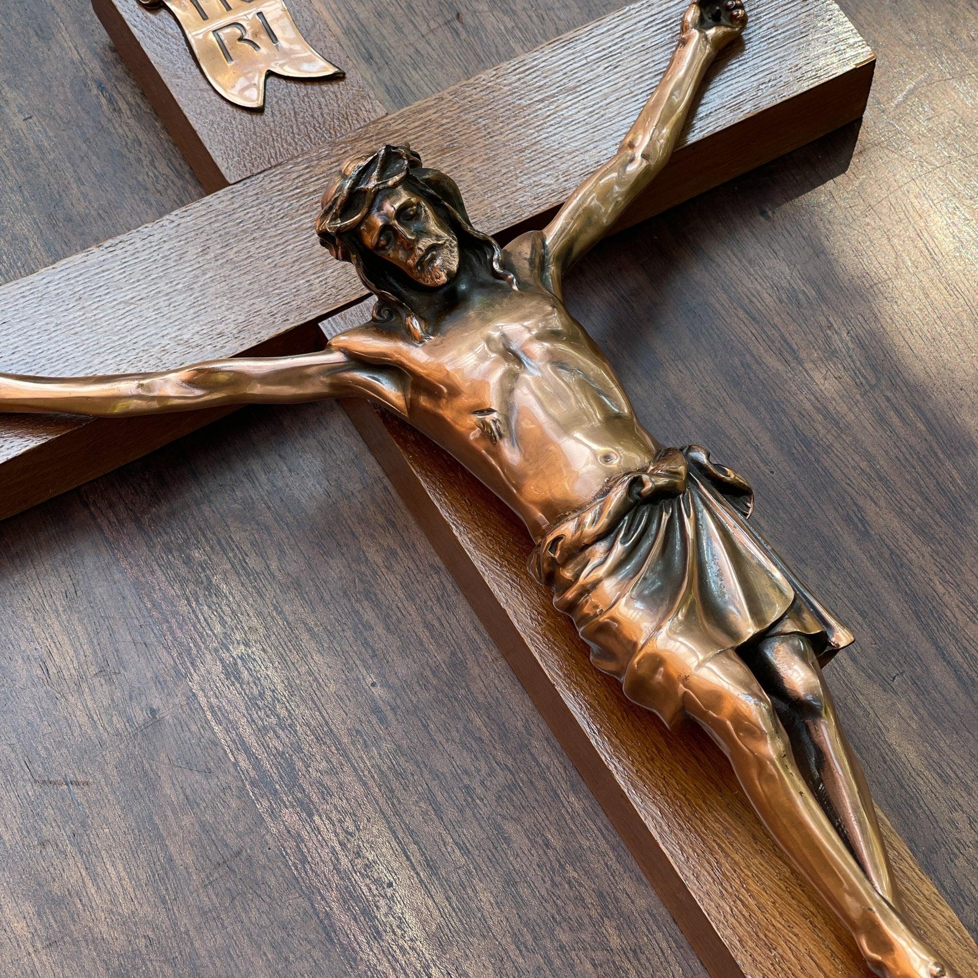 Groot houten crucifix met beeld van koper - Bamestra Curiosa