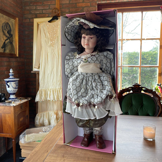 Grote porseleinen pop - Bamestra Curiosa