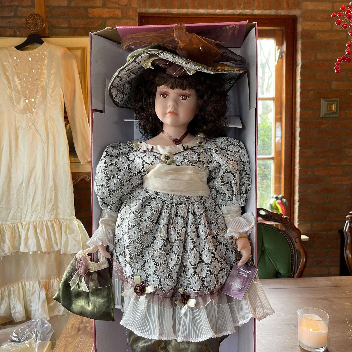 Grote porseleinen pop - Bamestra Curiosa