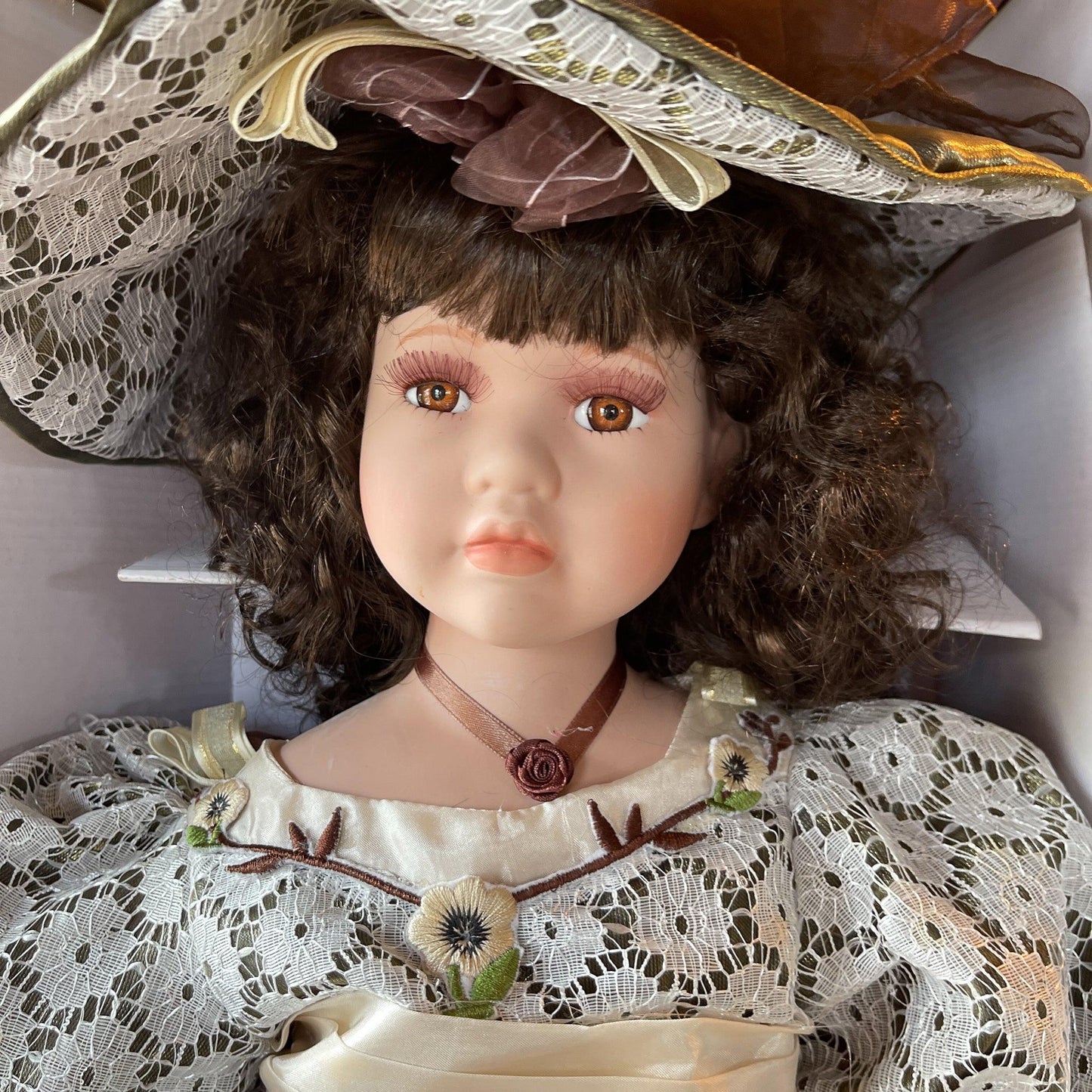 Grote porseleinen pop - Bamestra Curiosa