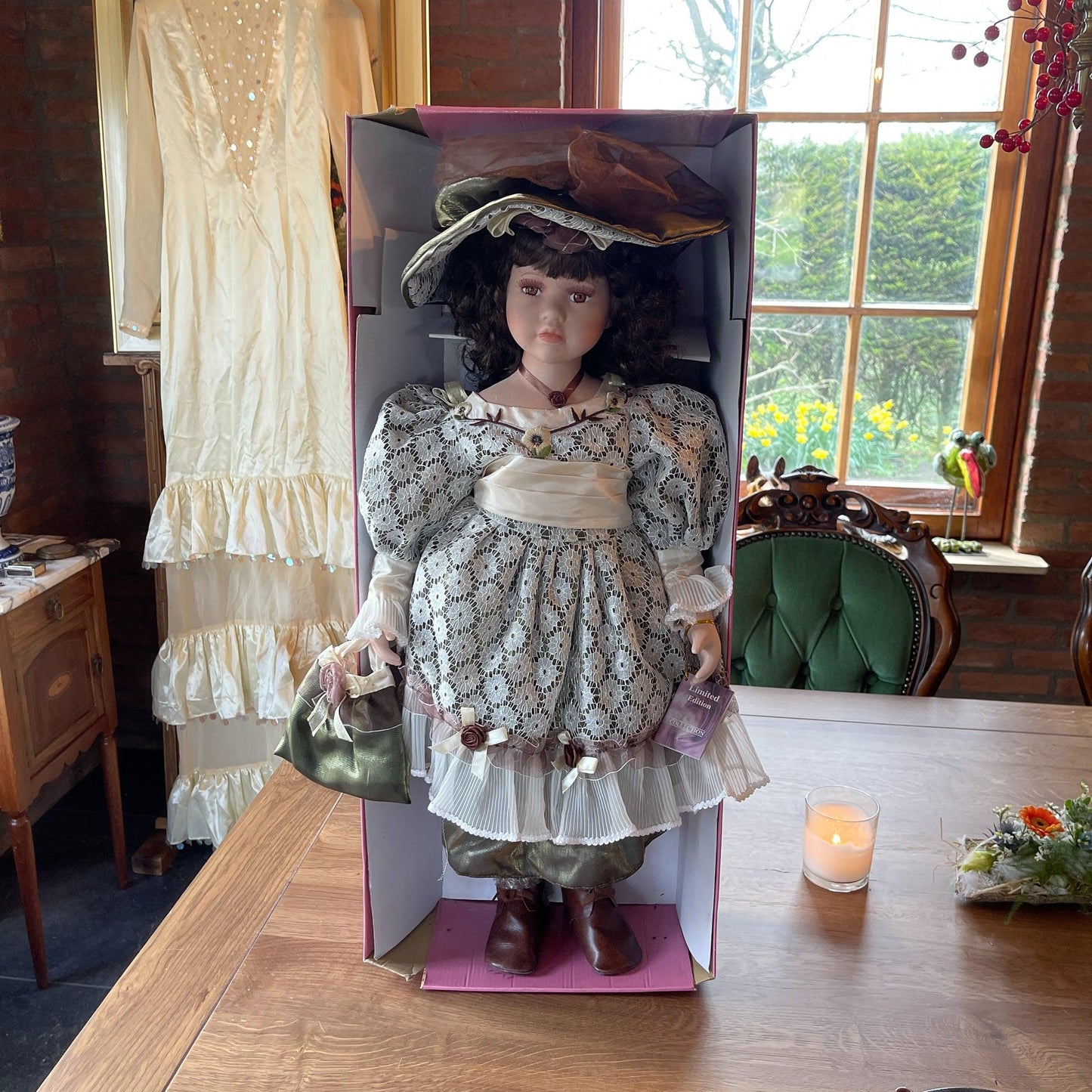 Grote porseleinen pop - Bamestra Curiosa