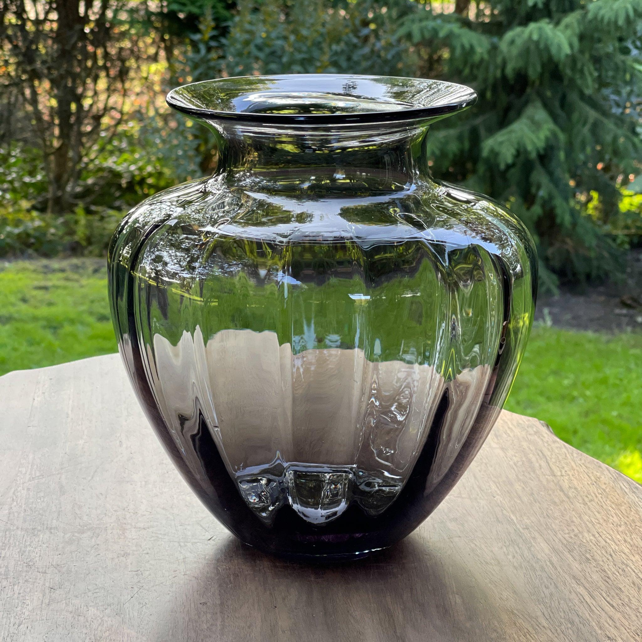 Grote vaas van donker glas - The Collectionist