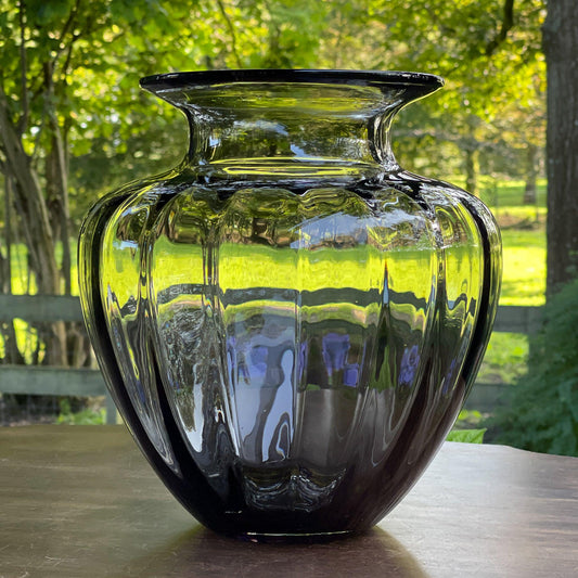 Grote vaas van donker glas - Bamestra Curiosa