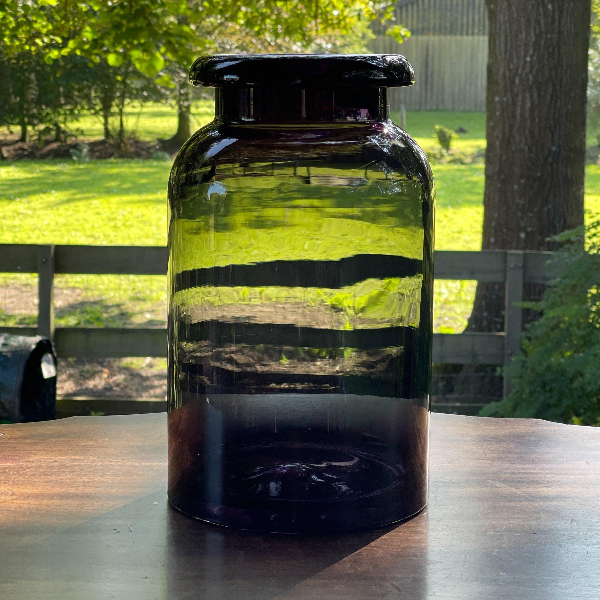 Grote vaas van donker glas - Bamestra Curiosa