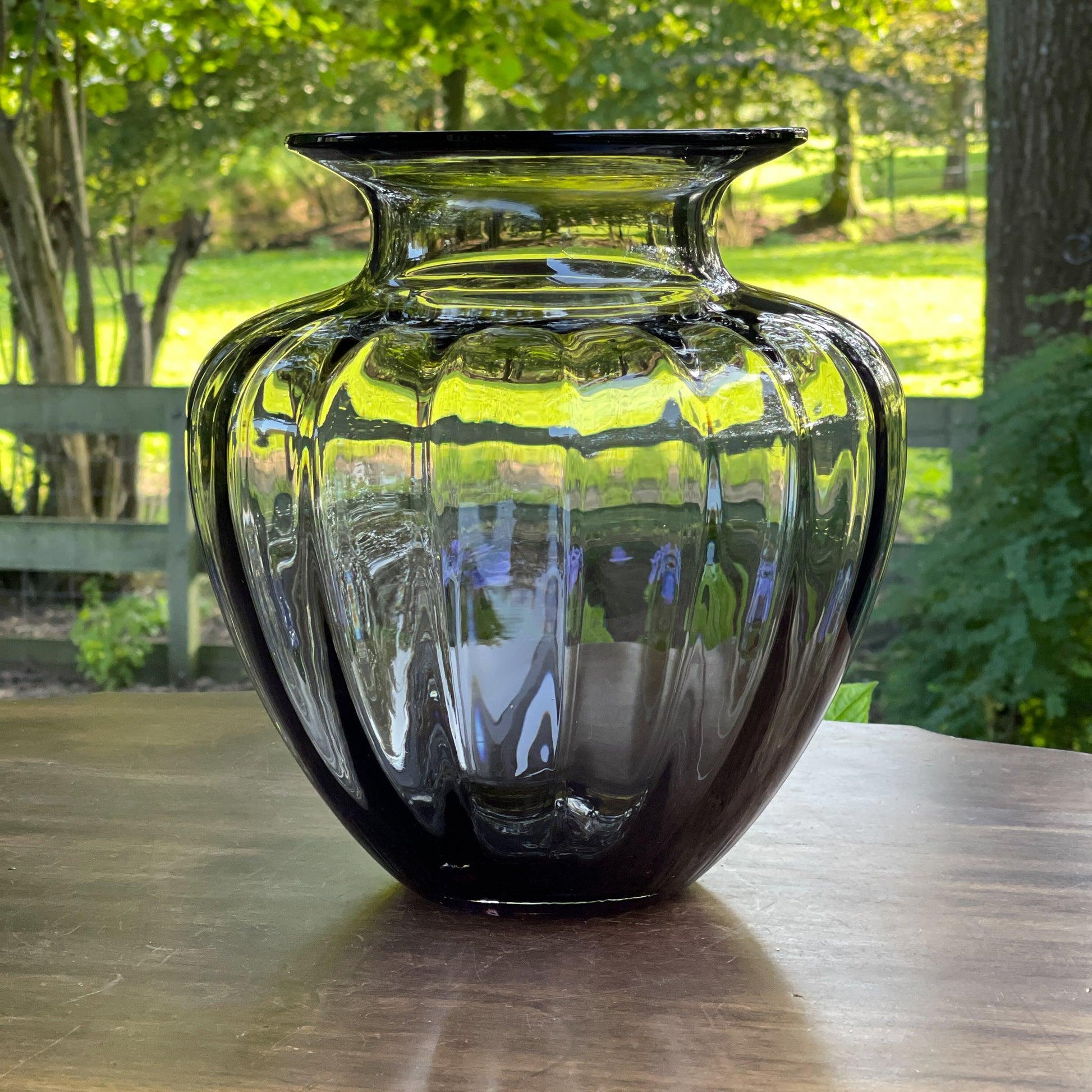 Grote vaas van donker glas - Bamestra Curiosa