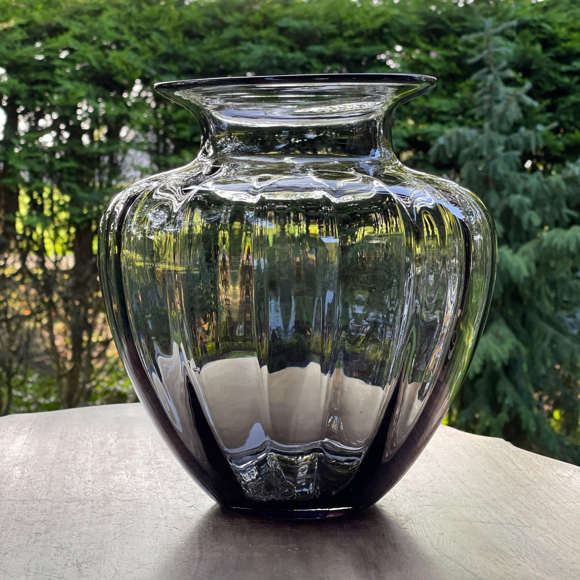 Grote vaas van donker glas - Bamestra Curiosa