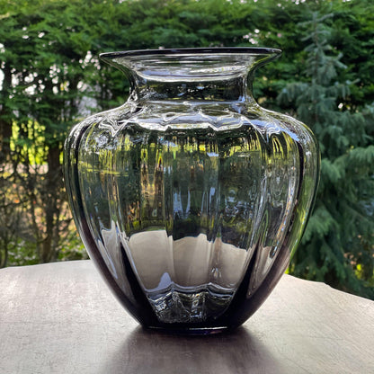 Grote vaas van donker glas - Bamestra Curiosa