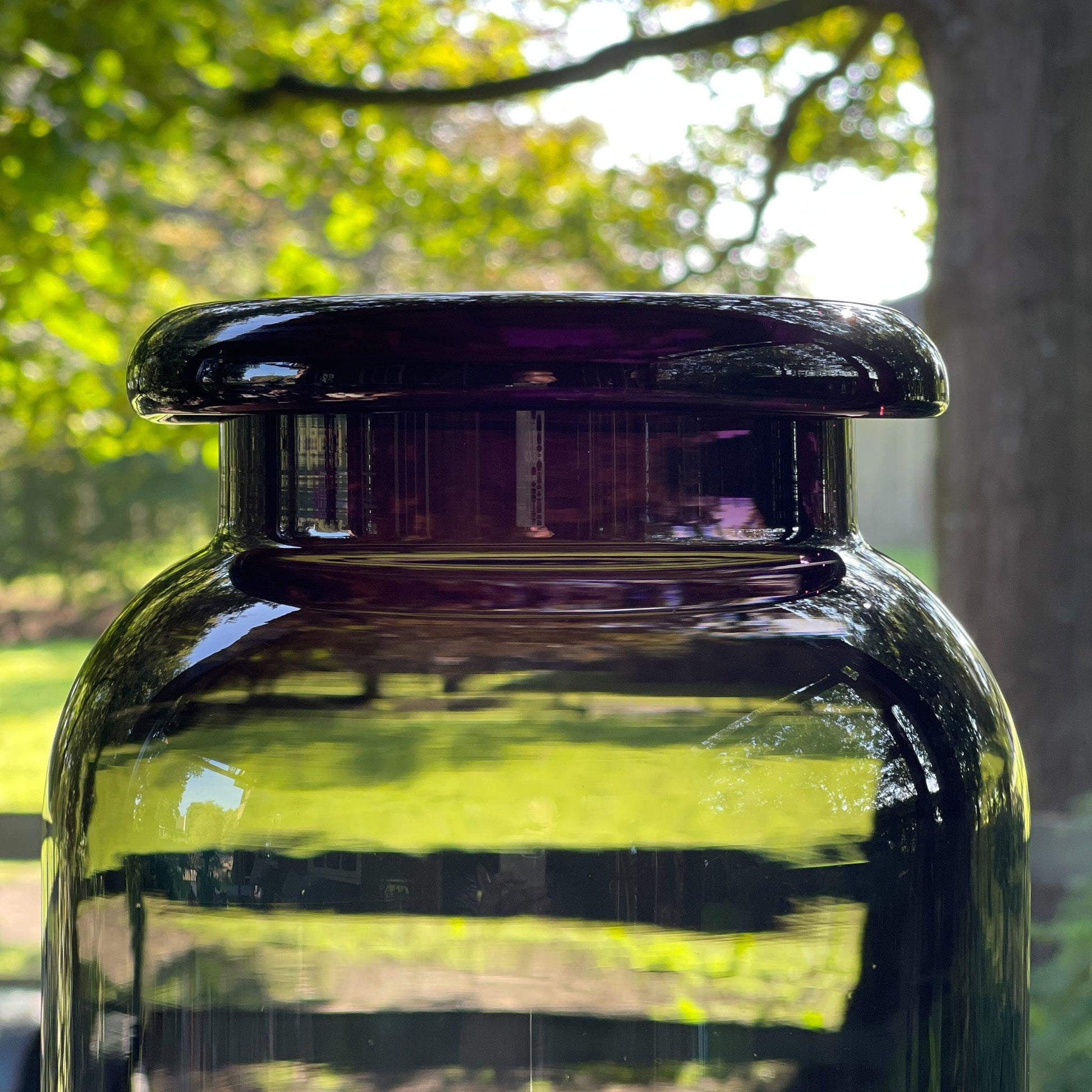 Grote vaas van donker glas - Bamestra Curiosa