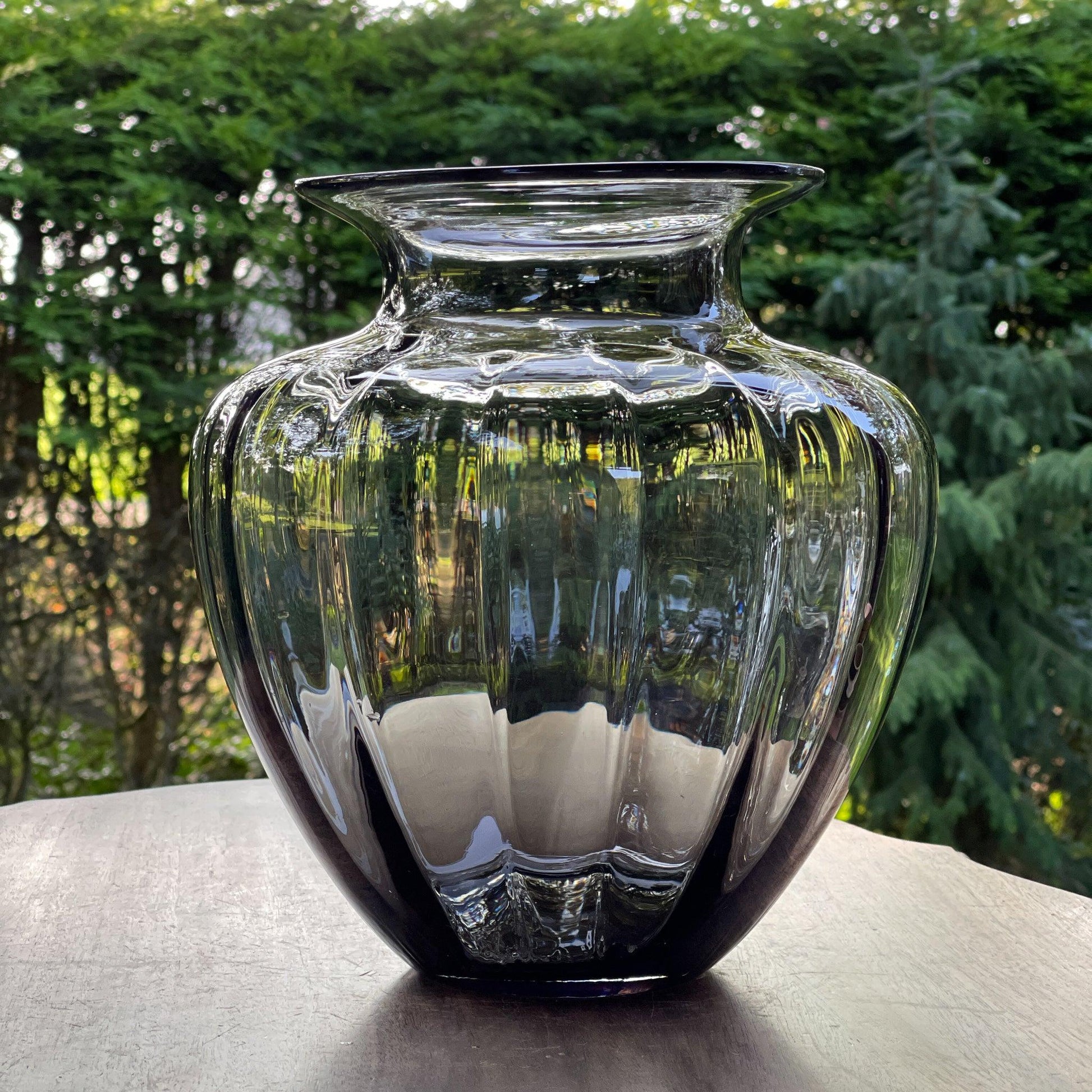 Grote vaas van donker glas - Bamestra Curiosa