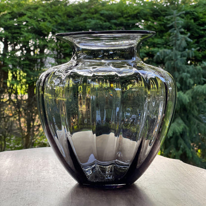 Grote vaas van donker glas - Bamestra Curiosa