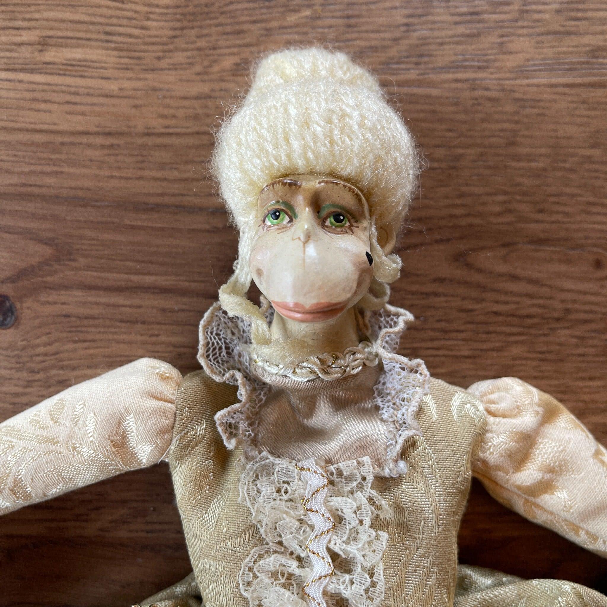 Handgemaakt Aapje in Victoriaanse kleding - The Collectionist