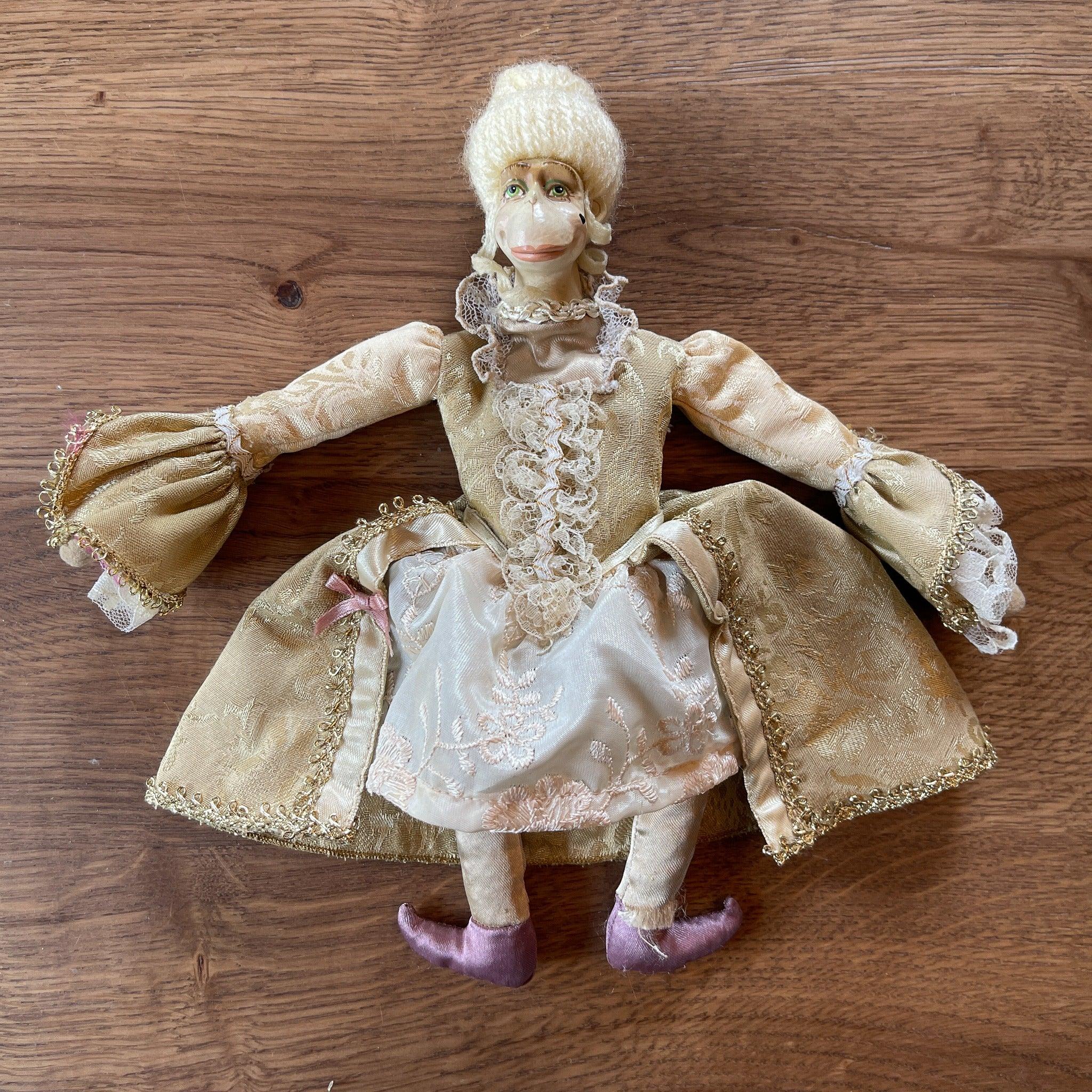 Handgemaakt Aapje in Victoriaanse kleding - The Collectionist