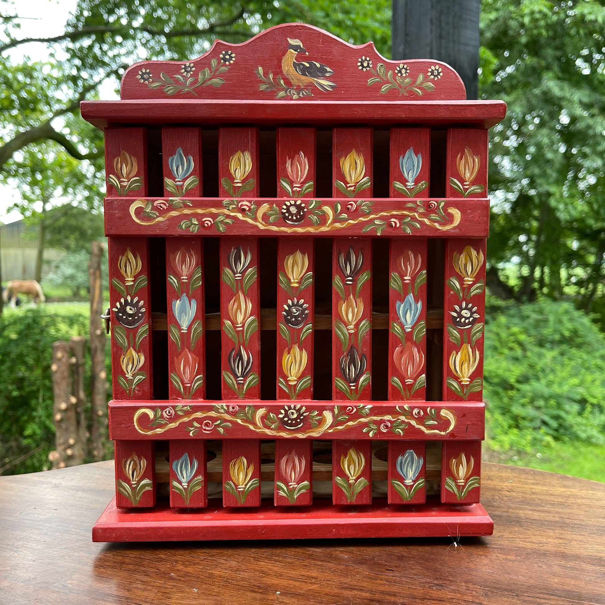 Handgeschilderd eierkastje - Bamestra Curiosa